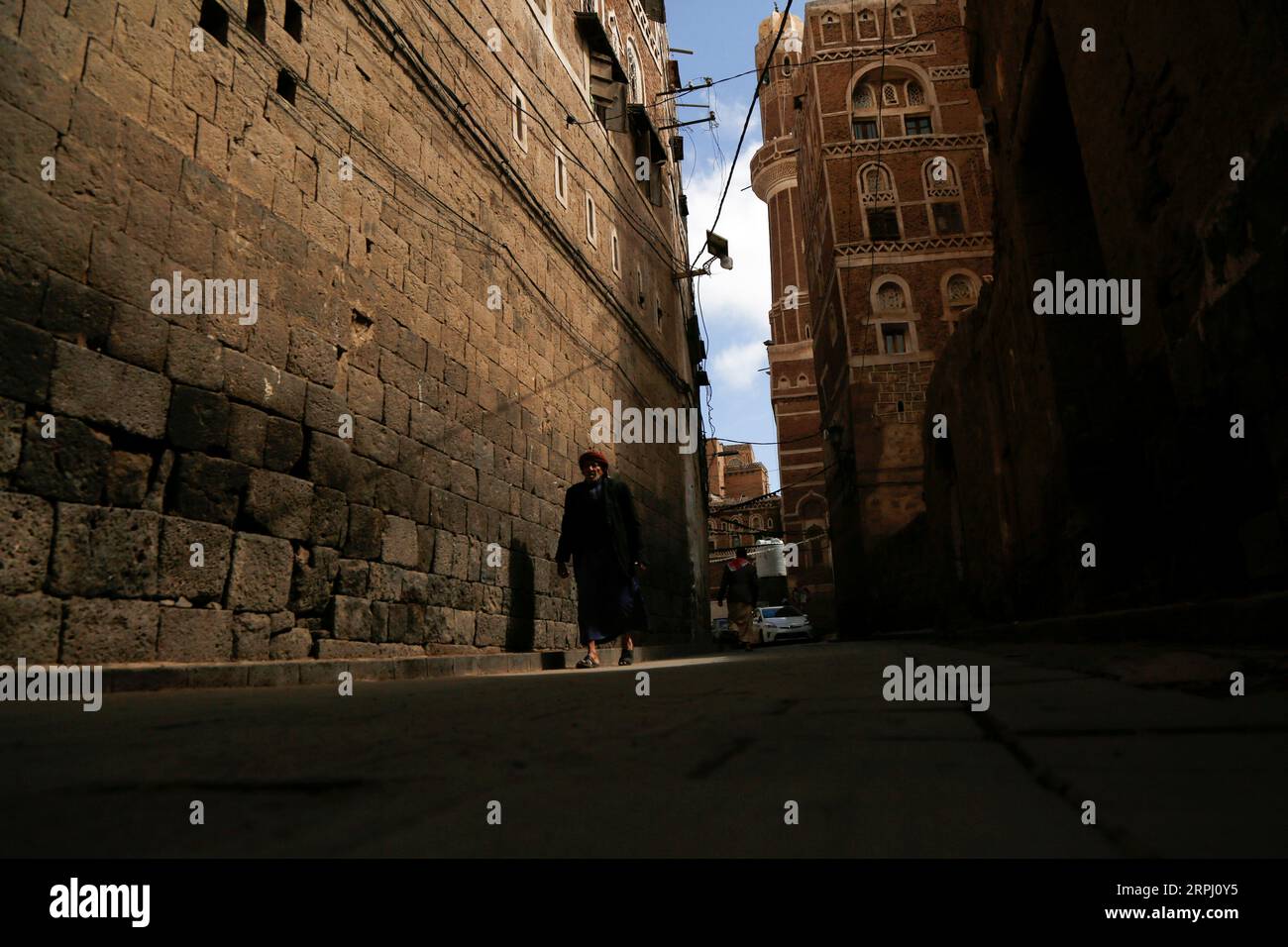 191122 -- SANAA, 22 novembre 2019 Xinhua -- Un uomo yemenita cammina su una strada nel quartiere storico di Sanaa, Yemen, 22 novembre 2019. Foto di Mohammed Mohammed/Xinhua YEMEN-SANAA-DAILY LIFE PUBLICATIONxNOTxINxCHN Foto Stock