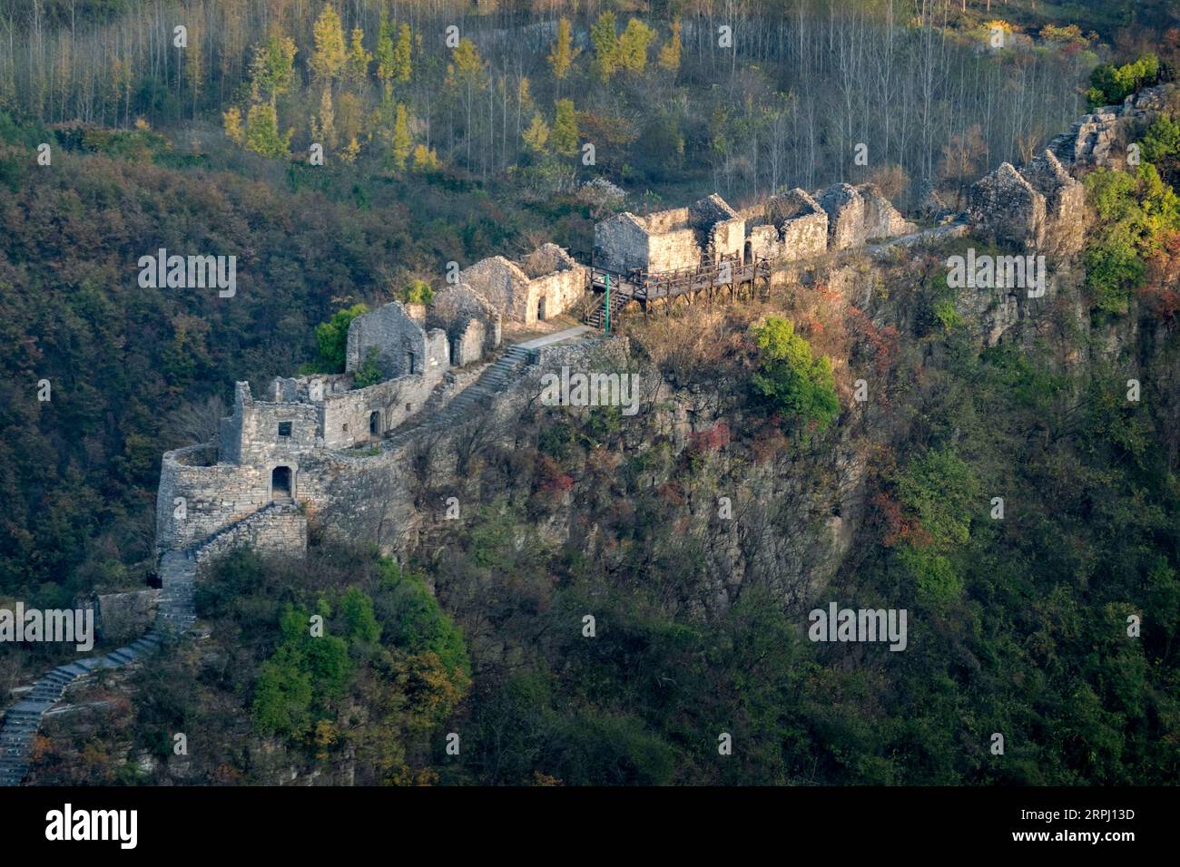 191122 -- NANZHANG, 22 novembre 2019 -- foto aerea scattata il 21 novembre 2019 mostra i resti del villaggio di Chunqiu, un antico villaggio di montagna, a Donggong Township della contea di Nanzhang, nella provincia di Hubei della Cina centrale. Ci sono circa 1.000 antichi villaggi di montagna nella contea di Nanzhang, tra cui sei villaggi sono stati elencati come siti di protezione delle reliquie culturali chiave a livello nazionale. CHINA-HUBEI-NANZHANG-ANCIENT VILLAGES-REMAINS CN DUXHUAJU PUBLICATIONXNOTXINXCHN Foto Stock