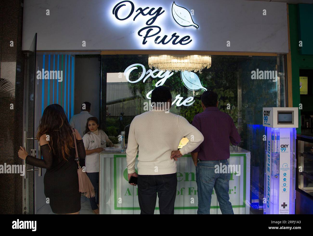 191122 -- NUOVA DELHI, 22 novembre 2019 -- Un cliente L fa domande al bar Oxy Pure di nuova Delhi, 22 novembre 2019. Uno sbocco nella capitale altamente inquinata vende ai residenti una locazione di quello che afferma ossigeno puro . INDIA-NUOVA DELHI-OXYGEN BAR JavedxDar PUBLICATIONxNOTxINxCHN Foto Stock