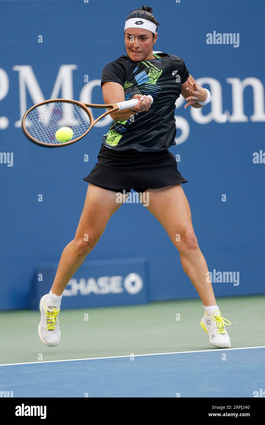 New York, USA, 4 settembre 2023. Il tennista tunisino Ons Jabeur in azione durante il torneo US Open 2023 al Billie Jean King National Tennis Center lunedì 4 agosto 2023. © Juergen Hasenkopf / Alamy Live News Foto Stock