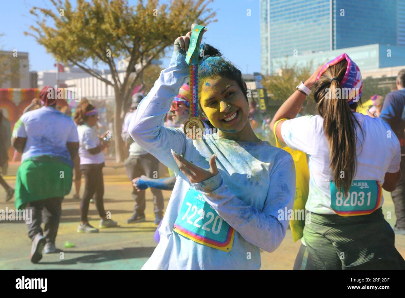 191124 -- HOUSTON, 24 novembre 2019 -- Un partecipante mostra la sua medaglia d'oro nella 5km Color Run a Houston, negli Stati Uniti, il 23 novembre 2019. Più di mille persone hanno partecipato all'evento sabato. Foto di Qiu ma/Xinhua U.S.-HOUSTON-COLOR RUN GaoxLu PUBLICATIONxNOTxINxCHN Foto Stock