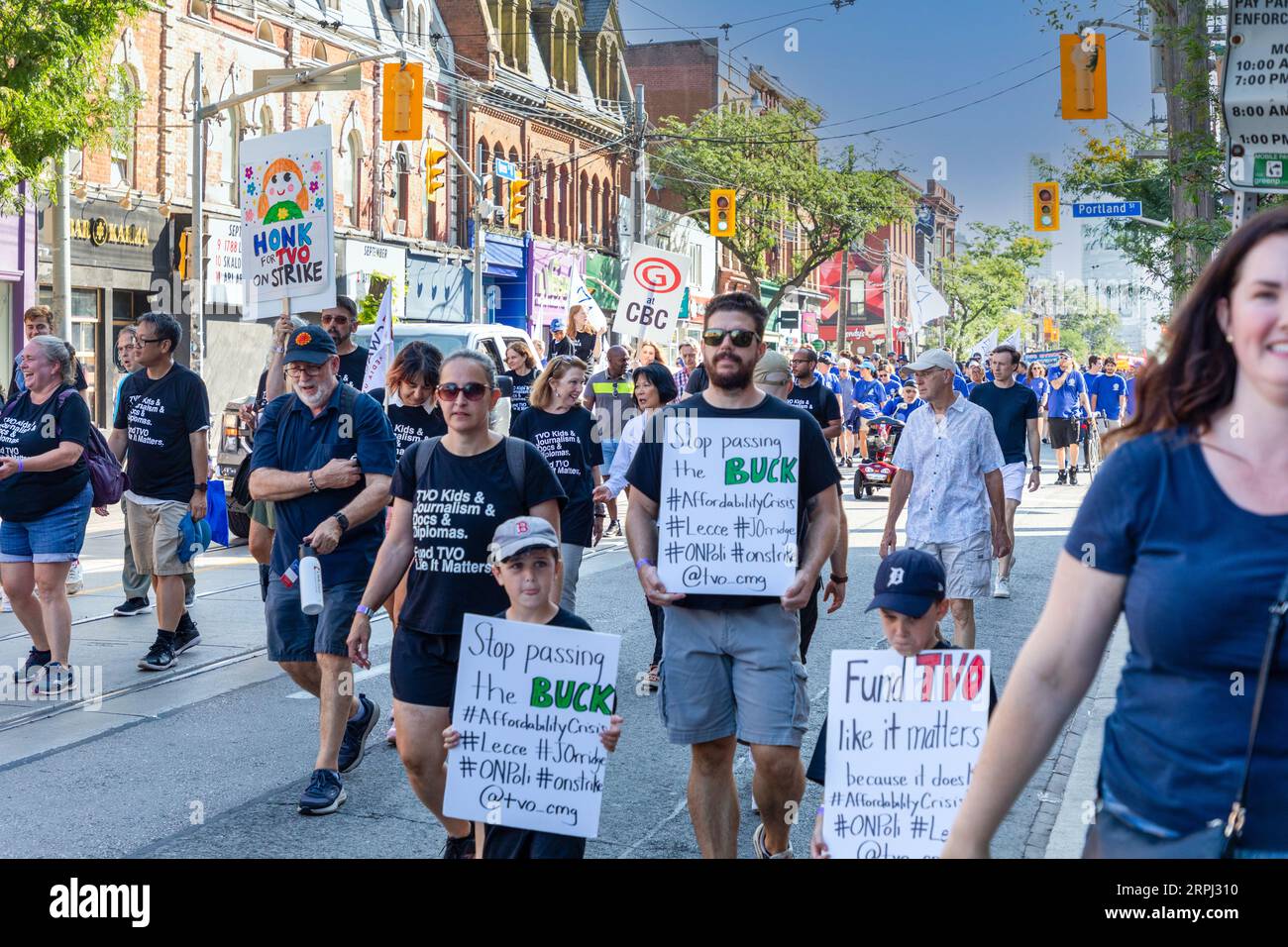 Toronto, Canada, 4 settembre 2023. I membri del sindacato e i sostenitori marciano nella parata annuale della Festa del lavoro di Toronto. Hanno partecipato migliaia di persone. Colin N. Perkel/Alamy Live News Foto Stock