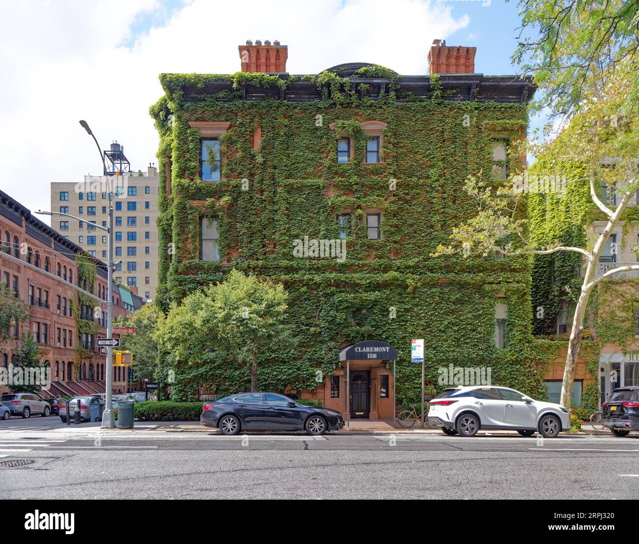 Upper East Side: Gilbert A. Schellenger progettò case a tre file su Madison Avenue a East 93rd Street; questa divenne verde con ivy. Foto Stock