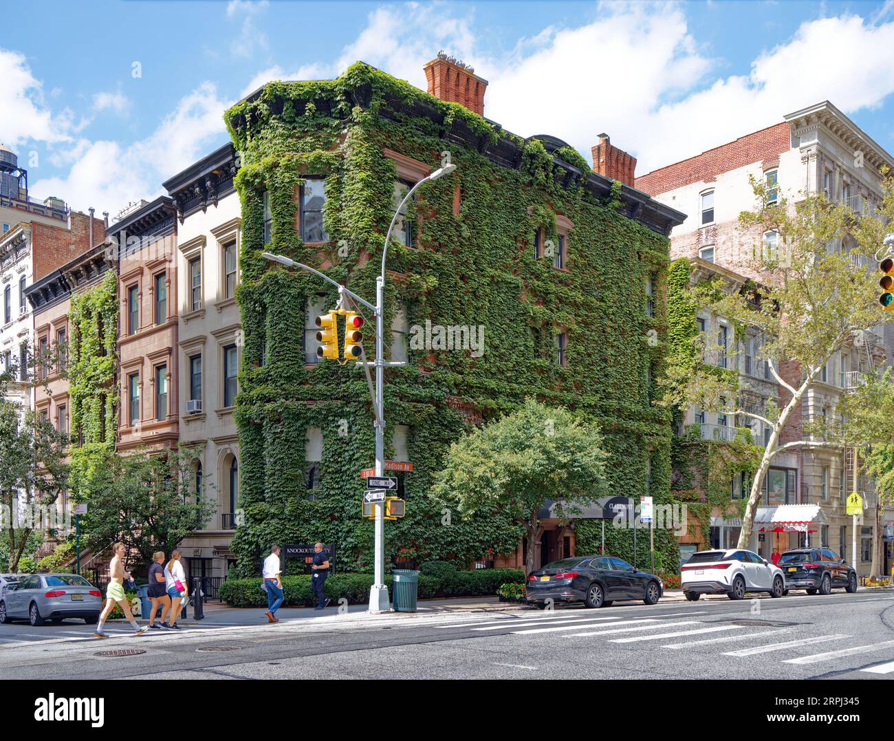 Upper East Side: Gilbert A. Schellenger progettò case a tre file su Madison Avenue a East 93rd Street; questa divenne verde con ivy. Foto Stock