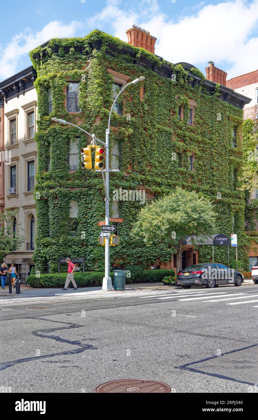 Upper East Side: Gilbert A. Schellenger progettò case a tre file su Madison Avenue a East 93rd Street; questa divenne verde con ivy. Foto Stock