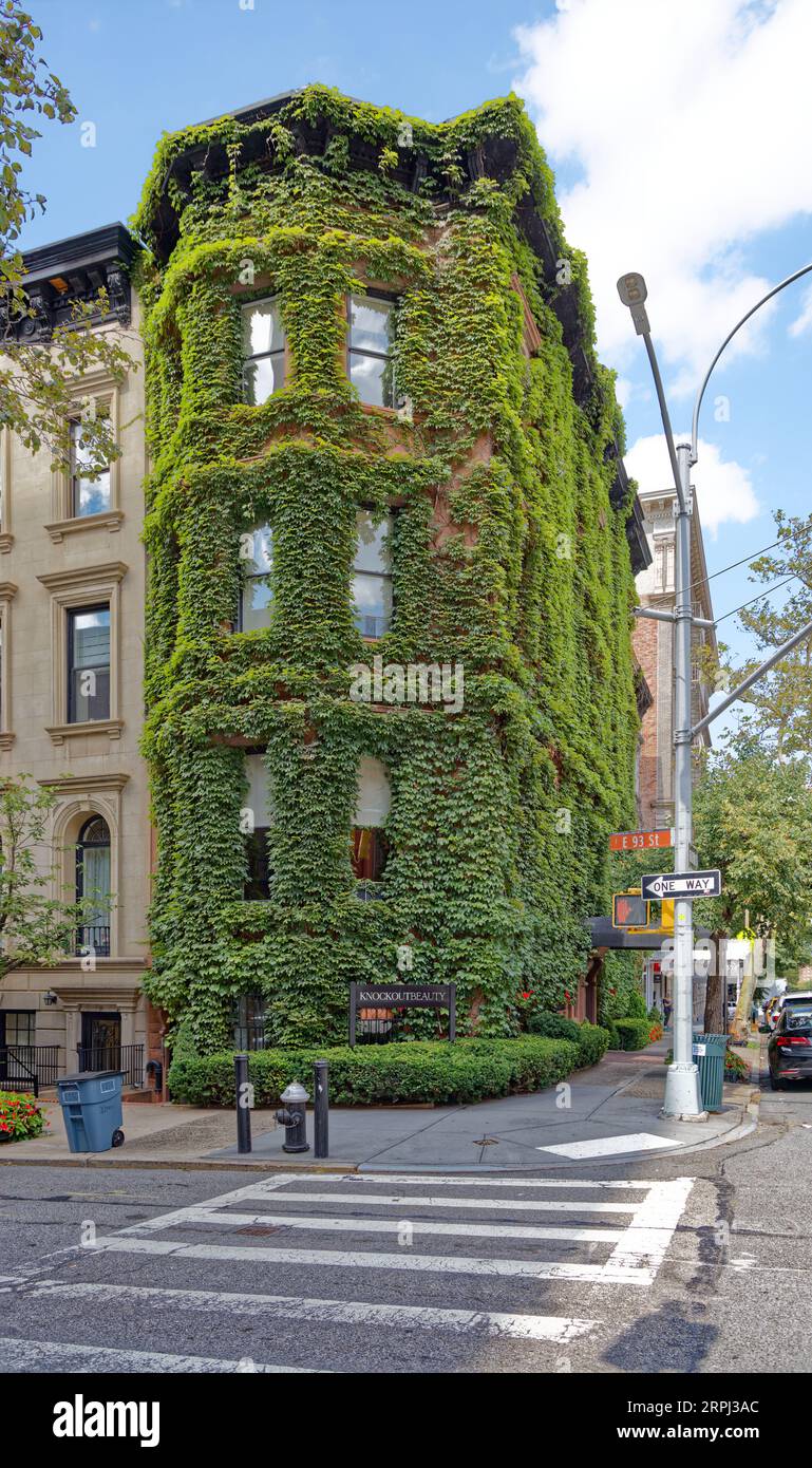 Upper East Side: Gilbert A. Schellenger progettò case a tre file su Madison Avenue a East 93rd Street; questa divenne verde con ivy. Foto Stock