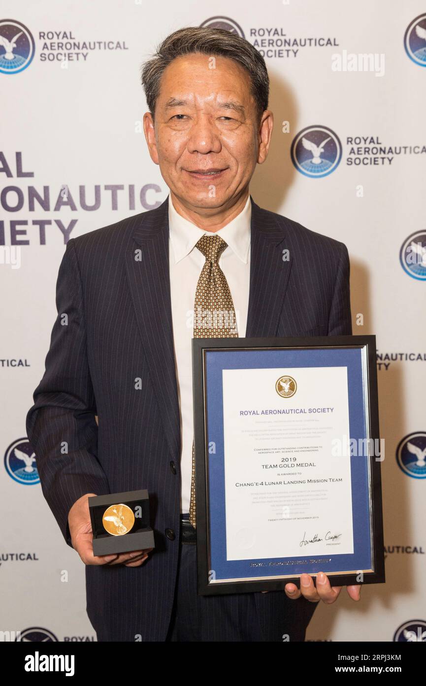 191125 -- LONDRA, 25 novembre 2019 Xinhua -- Wu Weiren, il capo progettista del progetto di esplorazione lunare della Cina, presenta la Medaglia d'oro del Team alla cerimonia di premiazione della Royal Aeronautical Society Raes a Londra, in Gran Bretagna, il 25 novembre 2019. Il team di missione cinese Chang e-4 lunedì ha ricevuto l'unica medaglia d'oro del Team dell'anno assegnata dalla Royal Aeronautical Society Raes del Regno Unito alla sua cerimonia annuale di premiazione tenutasi a Londra. Foto di Ray Tang/Xinhua BRITAIN-LONDON-RAES-CHINA-CHANG e-4 MISSION TEAM-AWARD PUBLICATIONxNOTxINxCHN Foto Stock
