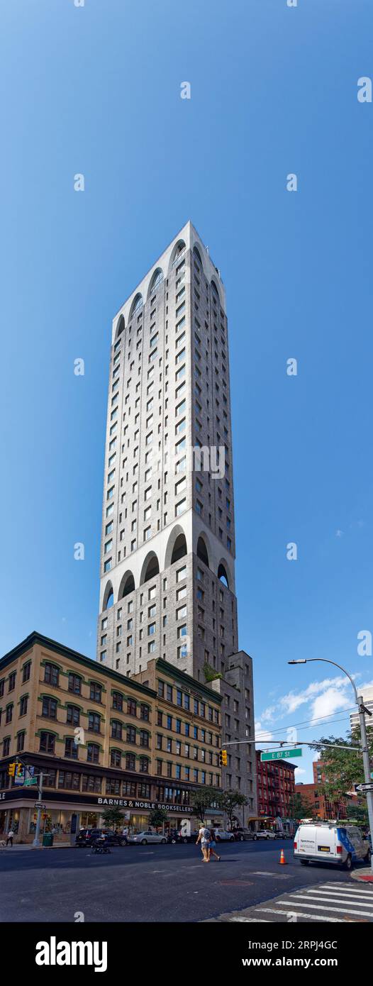 Upper East Side: 1558 Third Avenue è stato controverso per la sua altezza. La torre condominiale fu costruita nel 2016 in cemento e mattoni Kolumba. Foto Stock