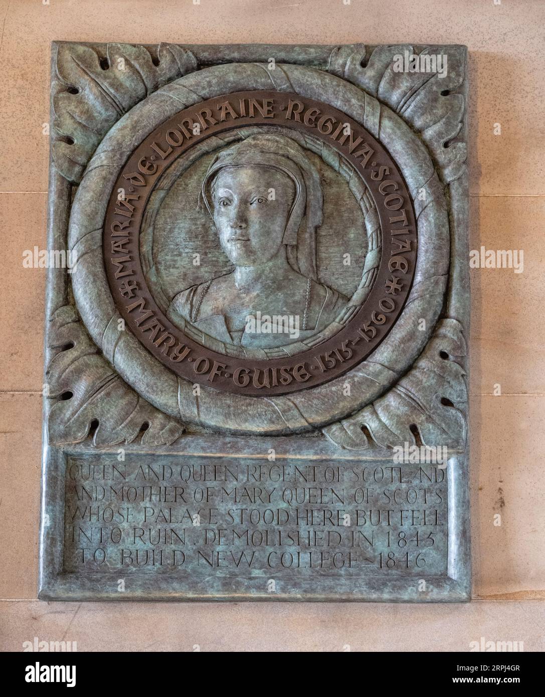 Placca sulle pareti del Quadrilatero del New College che mostra dove si trovava una volta il Palazzo della Regina Maria di Scozia Foto Stock