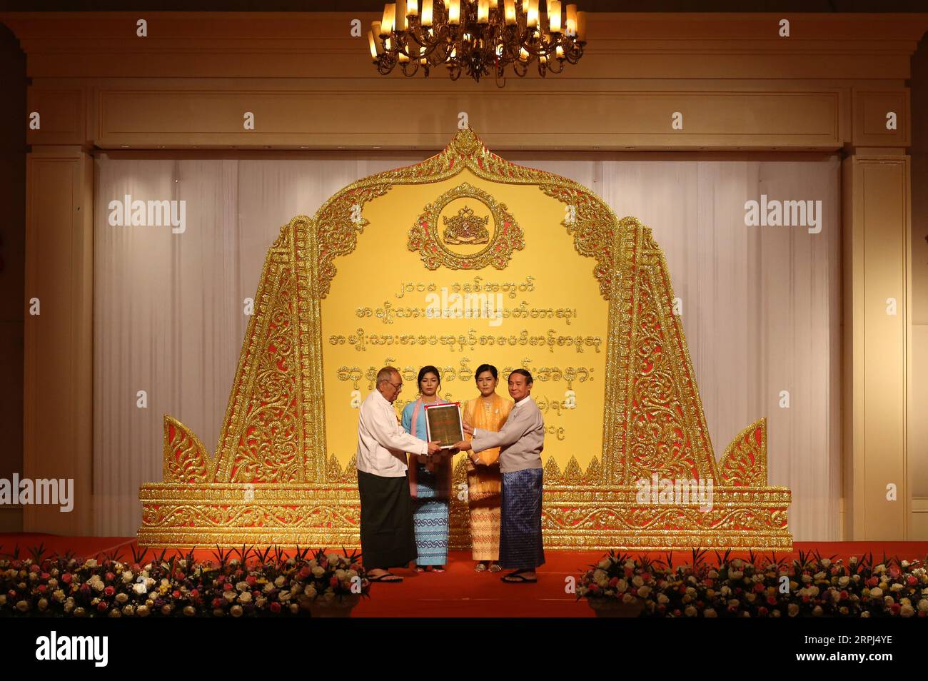 191127 -- YANGON, 27 novembre 2019 -- il presidente del Myanmar U Win Myint 1st R presenta il premio a U Tin Maung Myint L, davanti durante la cerimonia di premiazione dei National Literary Awards NLA a Yangon, Myanmar, 27 novembre 2019. Le autorità del Myanmar hanno consegnato premi letterari a 36 doyen letterati per l'anno 2018 a Yangon mercoledì. Un totale di 12 letterati sono stati premiati con gli NLA e due autori -- U Tin Maung Myint e U Htin Aung Chein hanno vinto gli NLA a vita. Foto di /Xinhua MYANMAR-YANGON-PREMIO LETTERARIO HaymhanxAung PUBLICATIONxNOTxINxCHN Foto Stock