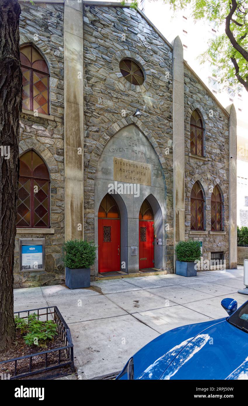 Upper East Side: Ora Anglican Christ Church, la facciata è incisa in tedesco “Siebenten Tags Adventisten Kirche” – Chiesa avventista del settimo giorno. Foto Stock