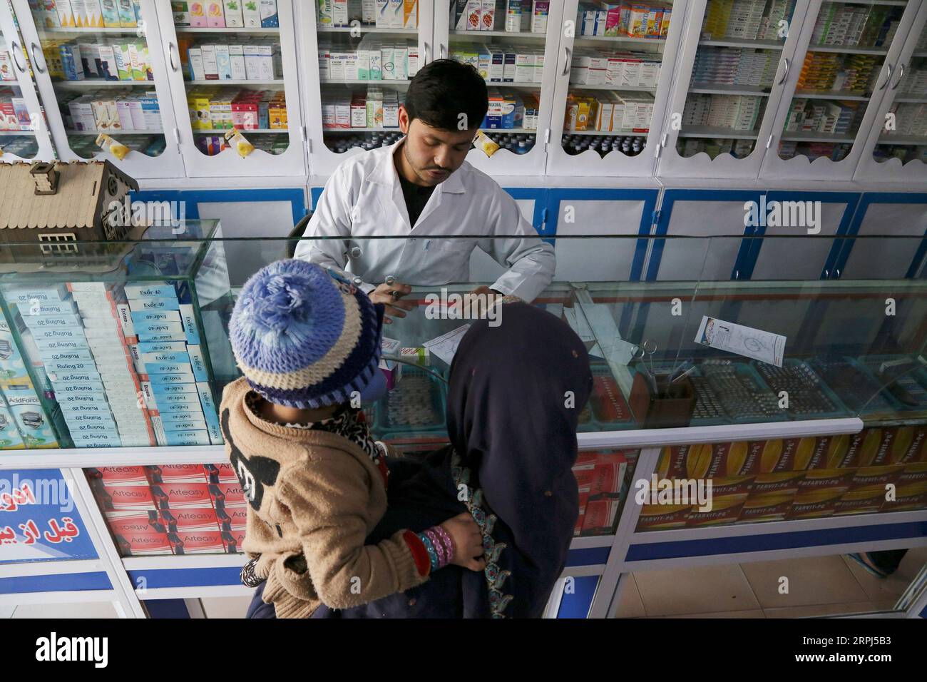 191127 -- KABUL, 27 novembre 2019 -- una donna afghana acquista medicine in una farmacia a Kabul, Afghanistan, 27 novembre 2019. L'Afghanistan applicherebbe la tecnologia blockchain per la prima volta nel suo settore sanitario come un memorandum d'intesa è stato firmato tra il Ministero della sanità pubblica del paese e la FantomOperations, una società a blocchi, una dichiarazione ha detto martedì. Sotto il protocollo d'intesa, la tecnologia blockchain aiuterebbe il Ministero della sanità pubblica dell'Afghanistan a identificare farmaci falsi, creare cartelle cliniche negli ospedali e informatizzare i file dei pazienti, ha detto il ministero nella dichiarazione po Foto Stock