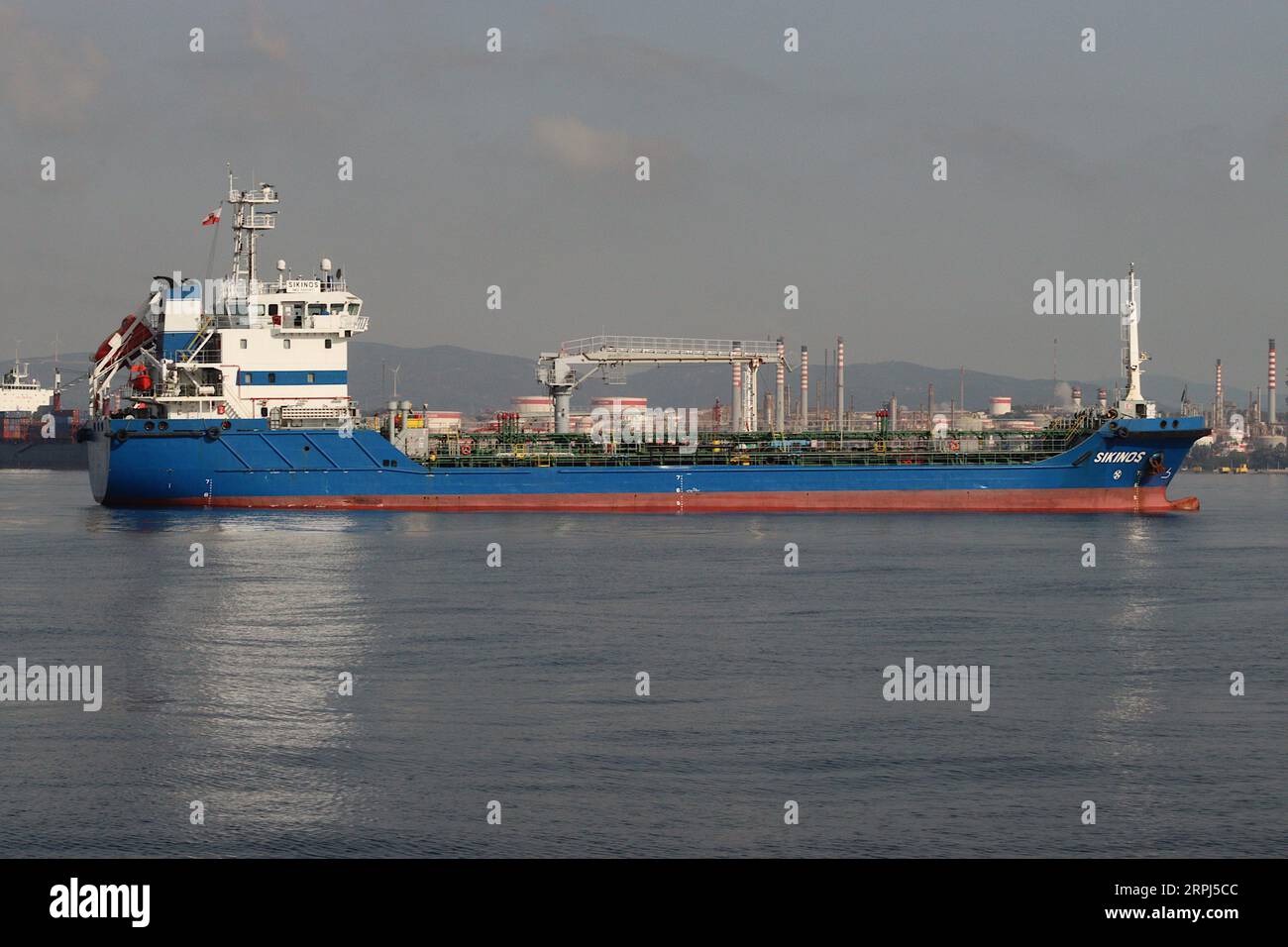Petroliera battente bandiera maltese “Sikinos” 3.200 tonnellate all’ancora nelle placide acque del porto di Gibilterra, che cavalca in alto fino all’acqua, settembre 2022. Foto Stock