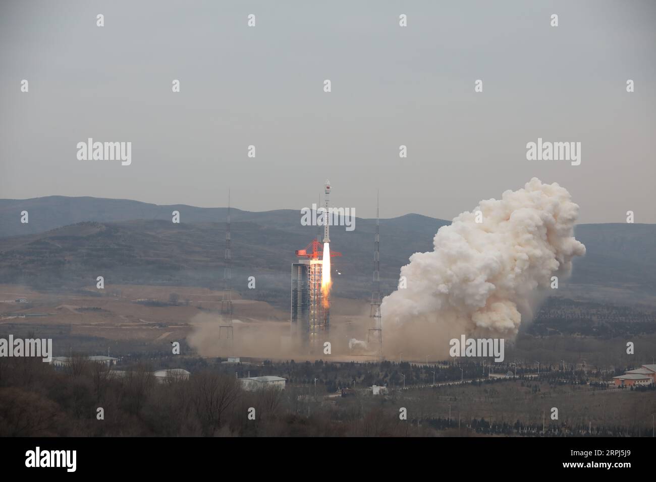 191128 -- TAIYUAN, 28 novembre 2019 Xinhua -- un satellite di osservazione della terra, Gaofen-12, viene lanciato a bordo di un lungo razzo March-4C dal Taiyuan satellite Launch Center a Taiyuan, capitale della provincia dello Shanxi della Cina settentrionale, 28 novembre 2019. Foto di Zheng Taotao/Xinhua CHINA-SHANXI-TAIYUAN-OBSERVATION SATELLITE-LAUNCH CN PUBLICATIONxNOTxINxCHN Foto Stock