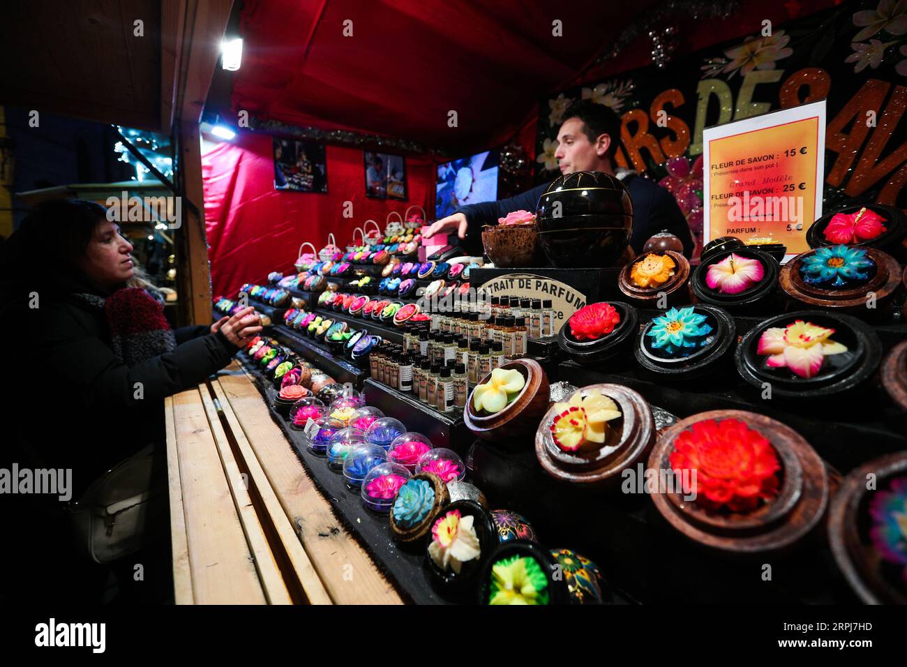 191130 -- BRUXELLES, 30 novembre 2019 -- Una donna acquista prodotti di parfum al mercatino di Natale durante le meraviglie invernali a Bruxelles, Belgio, 29 novembre 2019. Con una serie di attività come lo spettacolo di suoni e luci, il mercatino di Natale e così via, The Winter Wonders 2019 a Bruxelles è iniziato il 29 novembre 2019 e durerà fino al 5 gennaio 2020. BELGIO-BRUXELLES-MERAVIGLIE INVERNALI ZhengxHuansong PUBLICATIONxNOTxINxCHN Foto Stock