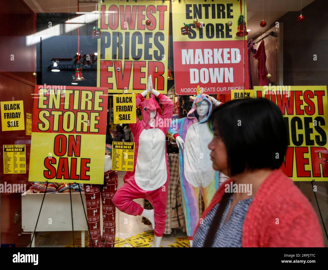 191130 -- ONTARIO, 30 novembre 2019 -- Una donna passa davanti ai poster di vendita del Black Friday in un outlet a Ontario, California, Stati Uniti, 29 novembre 2019. U.S.-ONTARIO-BLACK FRIDAY LixYing PUBLICATIONxNOTxINxCHN Foto Stock