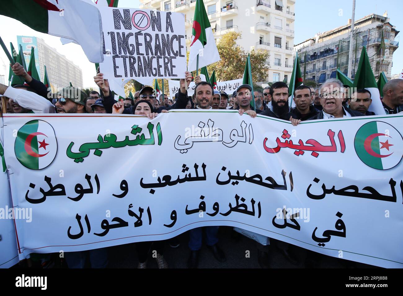 191130 -- ALGERI, 30 novembre 2019 Xinhua -- la gente marcia per sostenere le elezioni presidenziali algerine e opporsi alle interferenze esterne nei suoi affari interni, ad Algeri, Algeria, il 30 novembre 2019. L'Algeria terrà le elezioni presidenziali il 12 dicembre. Xinhua ALGERIA-ALGERI-PROTESTA-ELEZIONE PUBLICATIONxNOTxINxCHN Foto Stock