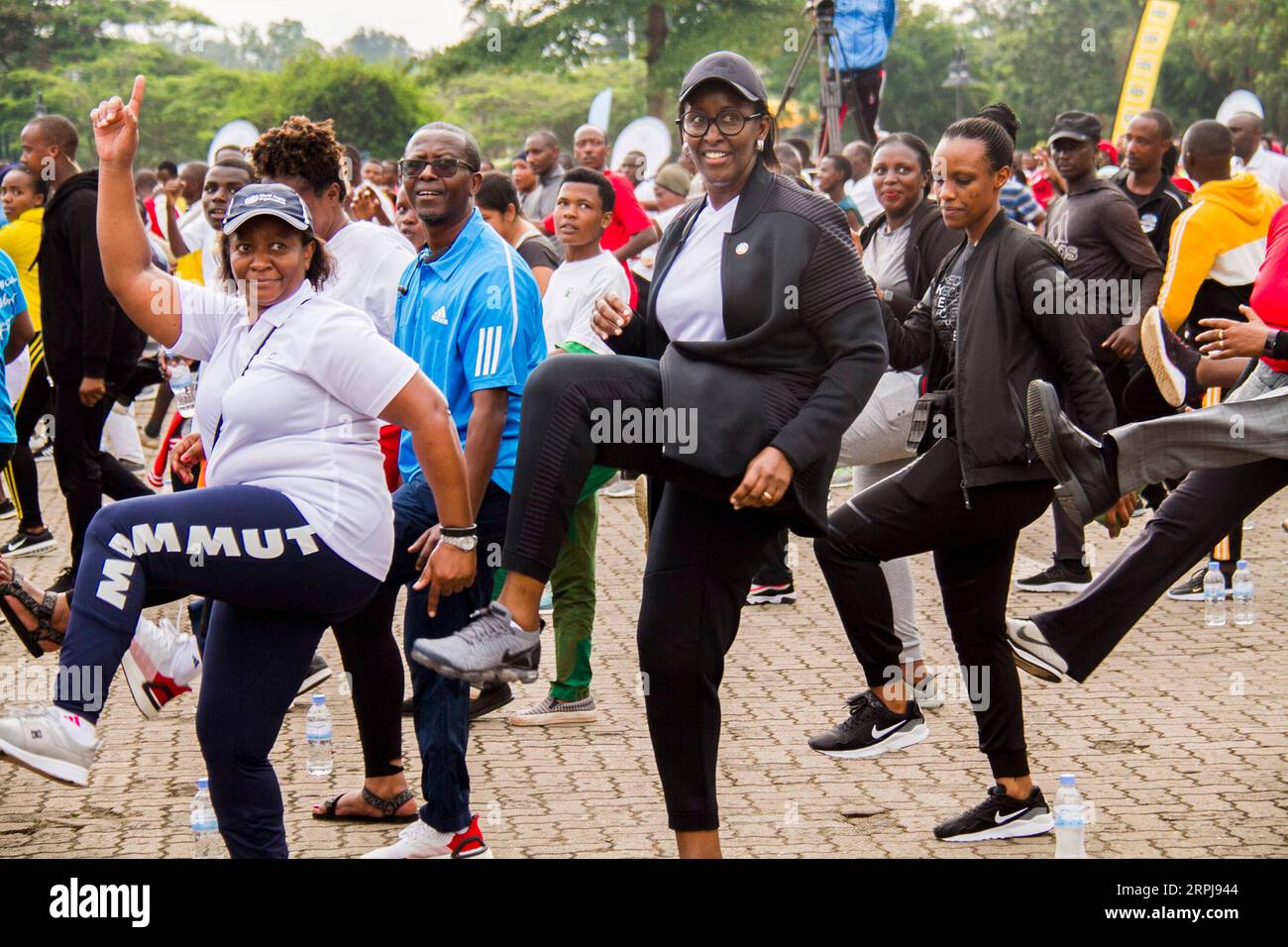 News Bilder des Tages 191201 -- KIGALI, 1 dicembre 2019 -- First Lady ruandese Jeannette Kagame C, Front partecipa a un'attività che segna la giornata mondiale dell'AIDS a Kigali, capitale del Ruanda, il 1 dicembre 2019. Il Ruanda si è Unito al resto del mondo per celebrare la giornata mondiale dell'AIDS con speciali attività giornaliere senza auto a Kigali domenica. Foto di /Xinhua RWANDA-KIGALI-WORLD AIDS DAY-ACTIVITIES CyrilxNdegeya PUBLICATIONxNOTxINxCHN Foto Stock