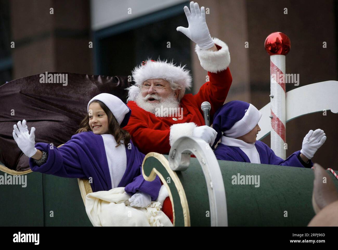 191201 -- VANCOUVER, 1 dicembre 2019 Xinhua -- Un uomo vestito come Babbo Natale onda alla folla durante la parata di Babbo Natale a Vancouver, Canada, il 1 dicembre 2019. Una parata annuale di Babbo Natale si tenne a Vancouver domenica, attirando circa 300.000 spettatori. Foto di Liang Sen/Xinhua CANADA-VANCOUVER-SANTA CLAUS PARADE PUBLICATIONxNOTxINxCHN Foto Stock