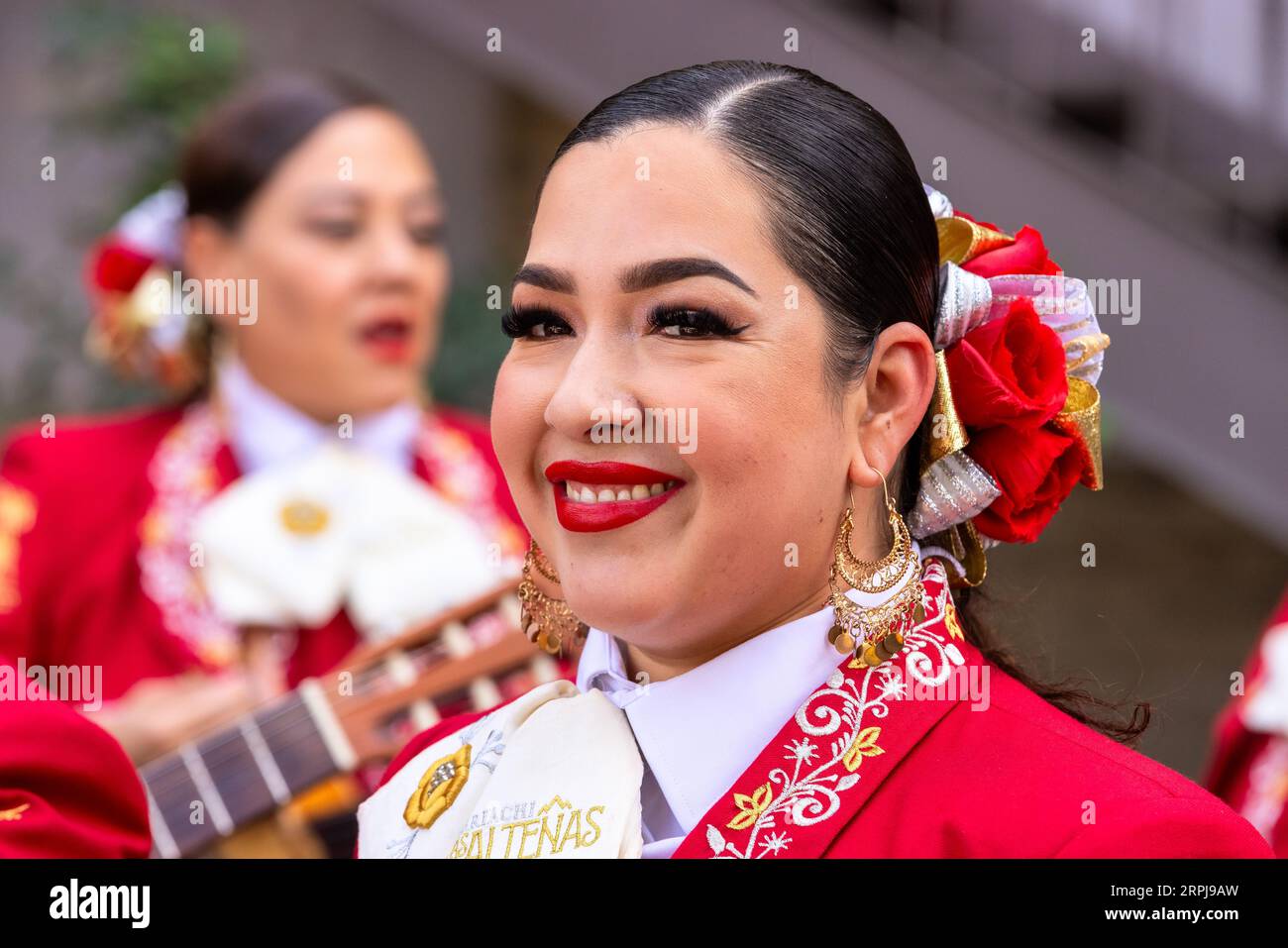 10.30.2022 - SAN ANTONIO, TX - Ritratto di Angela Campos con Vanessa Moreno sullo sfondo di Mariachi Las Altenas, una band tutta al femminile Foto Stock