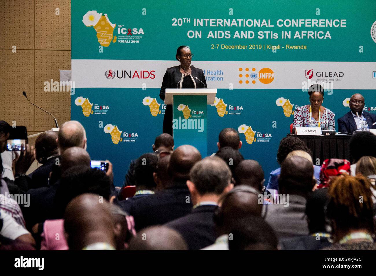 191202 -- KIGALI, 2 dicembre 2019 -- la first lady del Ruanda Jeannette Kagame C parla in una sessione a margine della Conferenza internazionale sull'AIDS e le infezioni sessualmente trasmissibili in Africa a Kigali, capitale del Ruanda, il 2 dicembre 2019. Eliminare la trasmissione da madre a figlio di HIV, sifilide ed epatite è realizzabile e si può contribuire a fornire l'ingrediente chiave: Volontà politica, Tedros Adhanom Ghebreyesus, Direttore generale dell'Organizzazione Mondiale della Sanità CHE, ha detto alle First Ladies dei paesi africani in una sessione a margine della Conferenza Internazionale sull'AIDS e l'Infectio sessualmente trasmesso Foto Stock