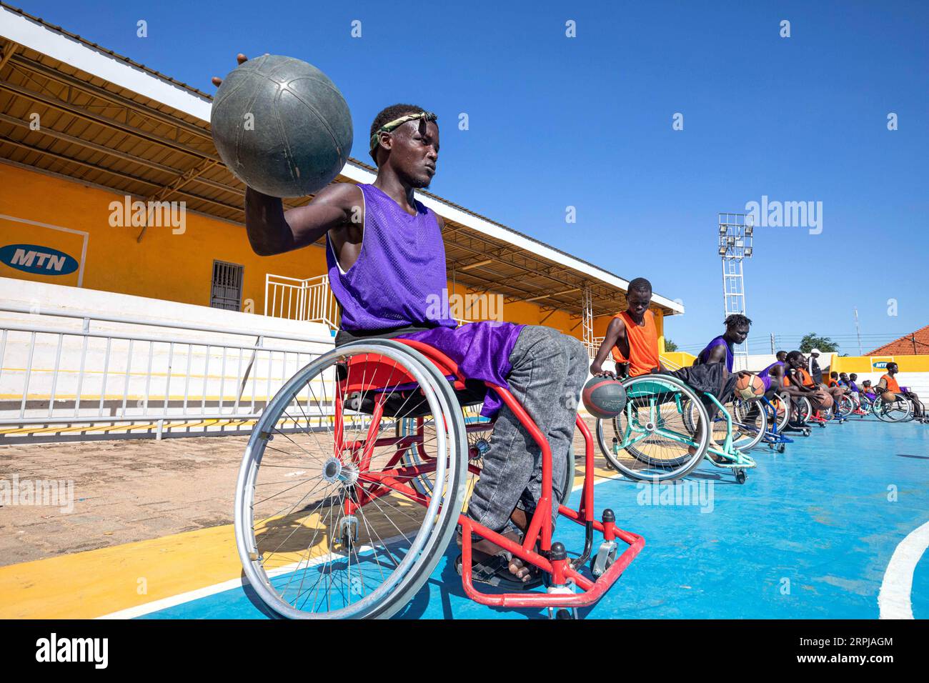 191203 -- JUBA, 3 dicembre 2019 -- i giocatori praticano il dribbling in un campo da basket a Juba, Sud Sudan, 27 novembre 2019. Alcuni sono stati vittime di mine terrestri, altri di ferite da arma da fuoco e altri sono sopravvissuti alla poliomielite. Sono tutti amputati, alcuni dei quali doppi amputati. Ora il team ha grandi speranze di partecipare ai Giochi Paralimpici di Tokyo 2020, che si terranno dal 25 agosto al 6 settembre, e lasceranno un segno duraturo sulla scena mondiale. La squadra, che è in campeggio a Juba, ha detto a Xinhua che spera di usare lo sport per porre fine allo stigma della disabilità e offrire ai giocatori la possibilità di integrarsi con la società e vivere una norma Foto Stock