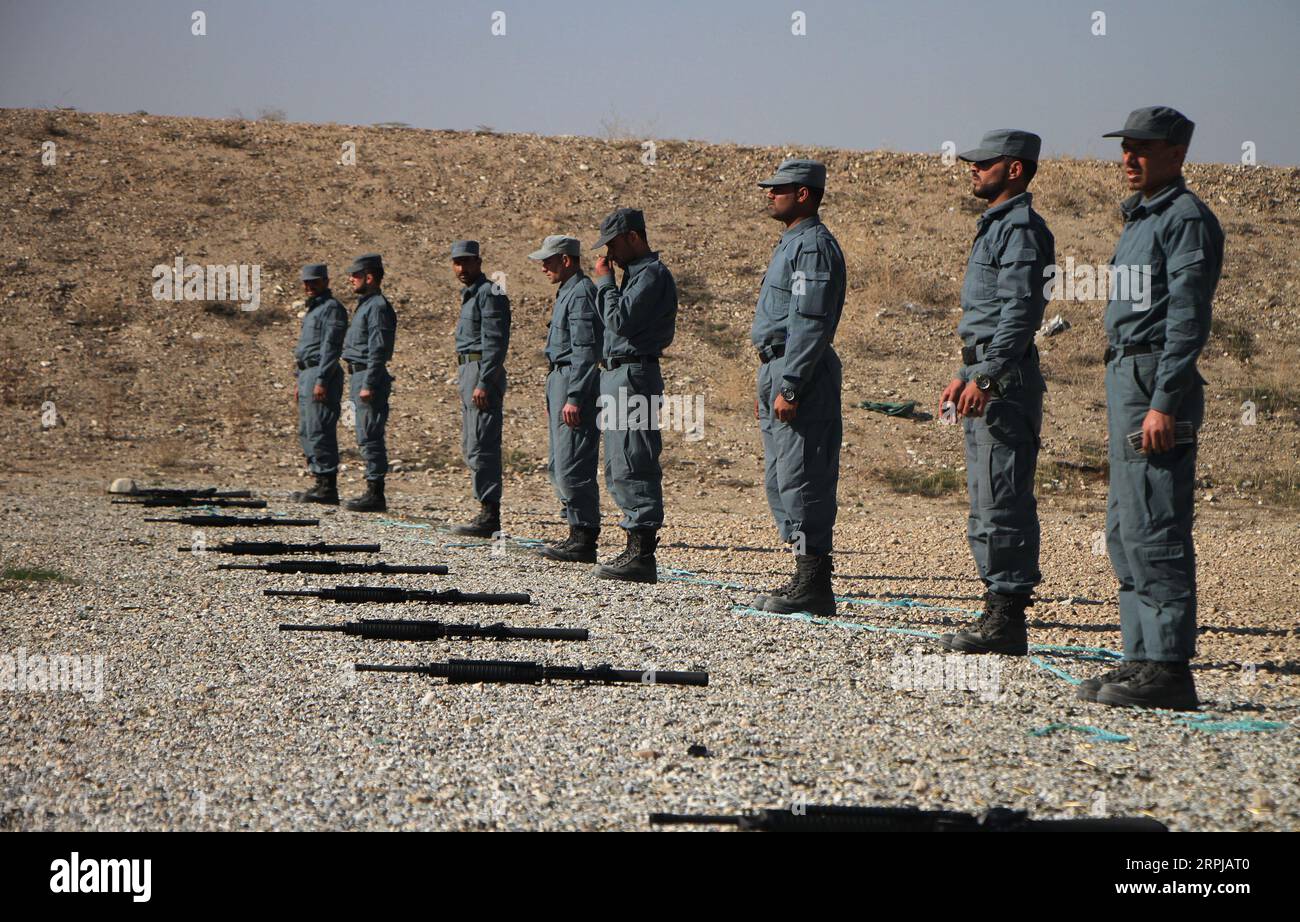 191203 -- JALALABAD, 3 dicembre 2019 Xinhua -- poliziotti afghani prendono parte ad un addestramento militare nel distretto di Rodat nella provincia di Nangarhar, Afghanistan, 2 dicembre 2019. Circa 70 membri della polizia nazionale afghana hanno ricevuto un addestramento di sei mesi nella provincia di Nangarhar, secondo un funzionario locale. Foto di Saifurahman Safi/Xinhua AFGHANISTAN-NANGARHAR-MILITARY TRAINING PUBLICATIONxNOTxINxCHN Foto Stock