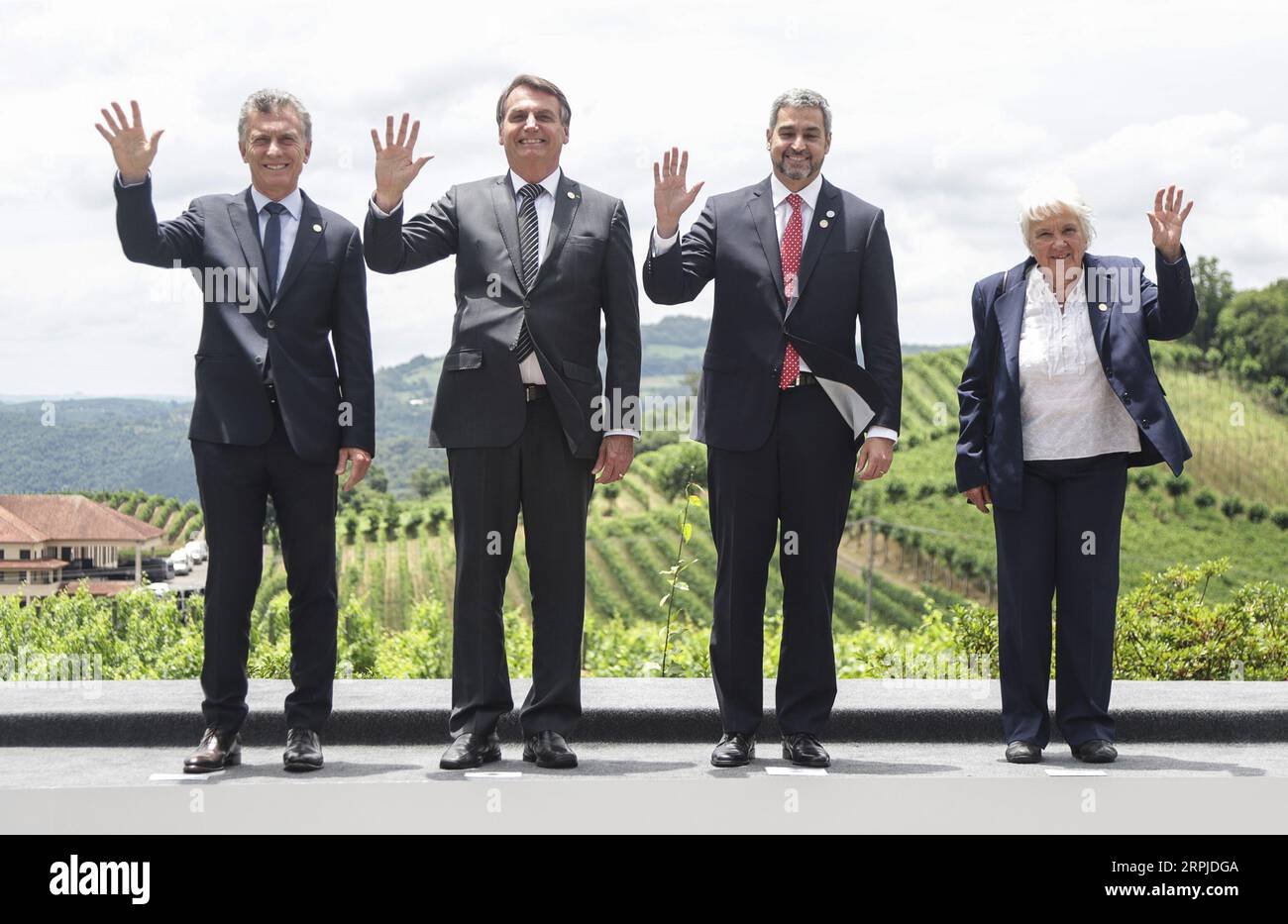 191206 -- BENTO GONCALVES, 6 dicembre 2019 -- il presidente argentino Mauricio Macri, il presidente brasiliano Jair Messias Bolsonaro, il presidente paraguaiano Mario Abdo Benitez e il vicepresidente uruguaiano Lucia Topolansky L-R si pongono per una foto di gruppo durante il 55° vertice del mercato comune sudamericano del Mercosur a Bento Goncalves, Brasile, 5 dicembre 2019. Il 55° vertice del Mercosur, che riunisce i paesi sudamericani Brasile, Argentina, Paraguay e Uruguay, ha aperto giovedì nella città brasiliana meridionale di Bento Goncalves. In qualità di ospite del vertice, il presidente brasiliano Jair Bols Foto Stock