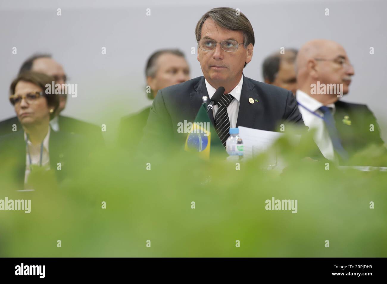 191206 -- BENTO GONCALVES, 6 dicembre 2019 -- il presidente brasiliano Jair Messias Bolsonaro partecipa al 55° vertice del mercato comune meridionale del Mercosur a Bento Goncalves, Brasile, 5 dicembre 2019. Il 55° vertice del Mercosur, che riunisce i paesi sudamericani Brasile, Argentina, Paraguay e Uruguay, ha aperto giovedì nella città brasiliana meridionale di Bento Goncalves. In qualità di ospite del vertice, il presidente brasiliano Jair Bolsonaro ha sottolineato la ripresa del blocco quest'anno, grazie agli accordi commerciali raggiunti con l'Unione europea e l'Associazione europea di libero scambio Foto Stock