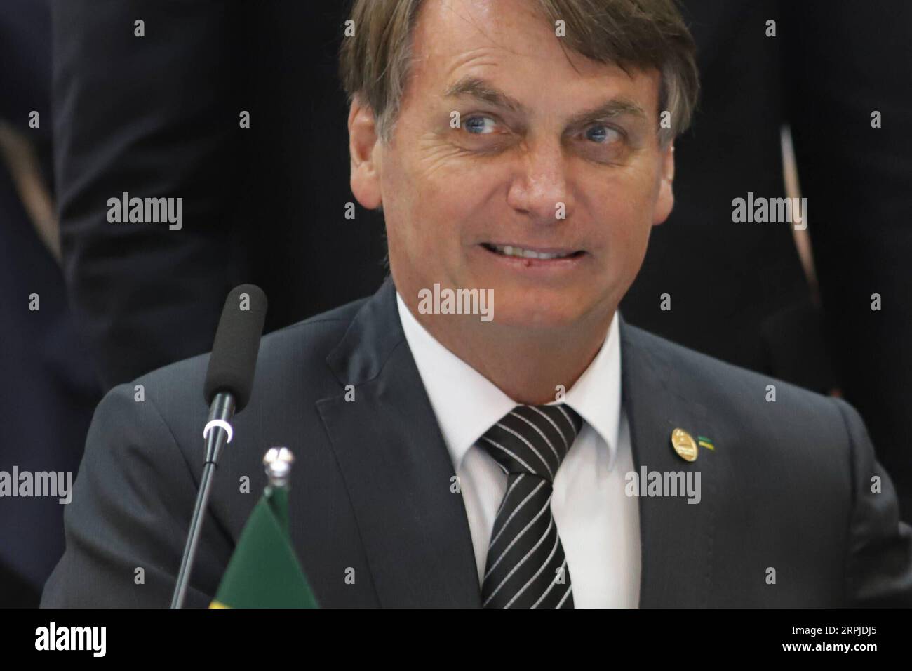 191206 -- BENTO GONCALVES, 6 dicembre 2019 -- il presidente brasiliano Jair Messias Bolsonaro partecipa al 55° vertice del mercato comune meridionale del Mercosur a Bento Goncalves, Brasile, 5 dicembre 2019. Il 55° vertice del Mercosur, che riunisce i paesi sudamericani Brasile, Argentina, Paraguay e Uruguay, ha aperto giovedì nella città brasiliana meridionale di Bento Goncalves. In qualità di ospite del vertice, il presidente brasiliano Jair Bolsonaro ha sottolineato la ripresa del blocco quest'anno, grazie agli accordi commerciali raggiunti con l'Unione europea e l'Associazione europea di libero scambio Foto Stock
