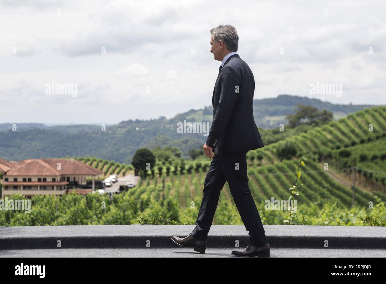 191206 -- BENTO GONCALVES, 6 dicembre 2019 -- il presidente argentino Mauricio Macri partecipa al 55° vertice del mercato comune meridionale del Mercosur a Bento Goncalves, Brasile, 5 dicembre 2019. Il 55° vertice del Mercosur, che riunisce i paesi sudamericani Brasile, Argentina, Paraguay e Uruguay, ha aperto giovedì nella città brasiliana meridionale di Bento Goncalves. In qualità di ospite del vertice, il presidente brasiliano Jair Bolsonaro ha sottolineato la ripresa del blocco quest'anno, grazie agli accordi commerciali conclusi con l'Unione europea e l'Associazione europea di libero scambio EFTA. R Foto Stock