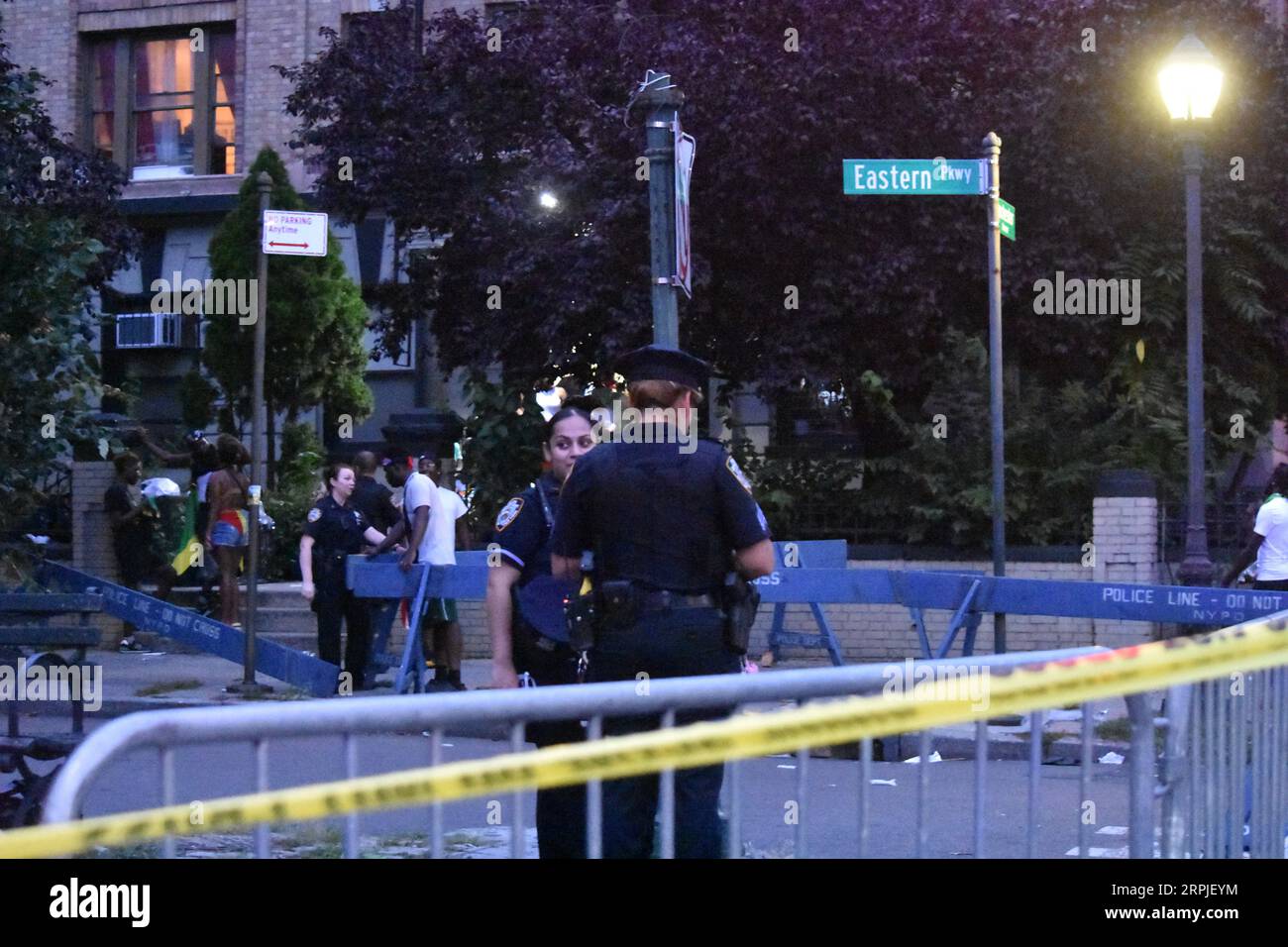 Brooklyn, Stati Uniti. 4 settembre 2023. La polizia blocca parti del percorso con il nastro della scena del crimine. Una persona ha sparato e due persone hanno tagliato il percorso della parata per l'annuale Carnevale caraibico di New York a Crown Heights. Un maschio di 20 anni è stato tagliato, un maschio di 16 anni è stato tagliato e un maschio di 19 anni è stato ucciso. Nessun sospettato è in custodia. (Foto di Kyle Mazza/SOPA Images/Sipa USA) credito: SIPA USA/Alamy Live News Foto Stock