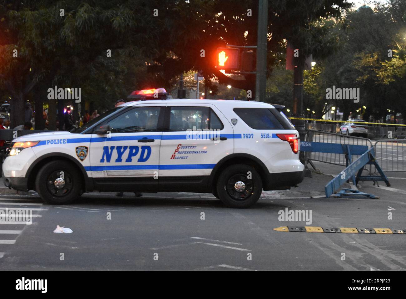 Brooklyn, Stati Uniti. 4 settembre 2023. La polizia blocca parti del percorso con il nastro della scena del crimine. Una persona ha sparato e due persone hanno tagliato il percorso della parata per l'annuale Carnevale caraibico di New York a Crown Heights. Un maschio di 20 anni è stato tagliato, un maschio di 16 anni è stato tagliato e un maschio di 19 anni è stato ucciso. Nessun sospettato è in custodia. (Foto di Kyle Mazza/SOPA Images/Sipa USA) credito: SIPA USA/Alamy Live News Foto Stock