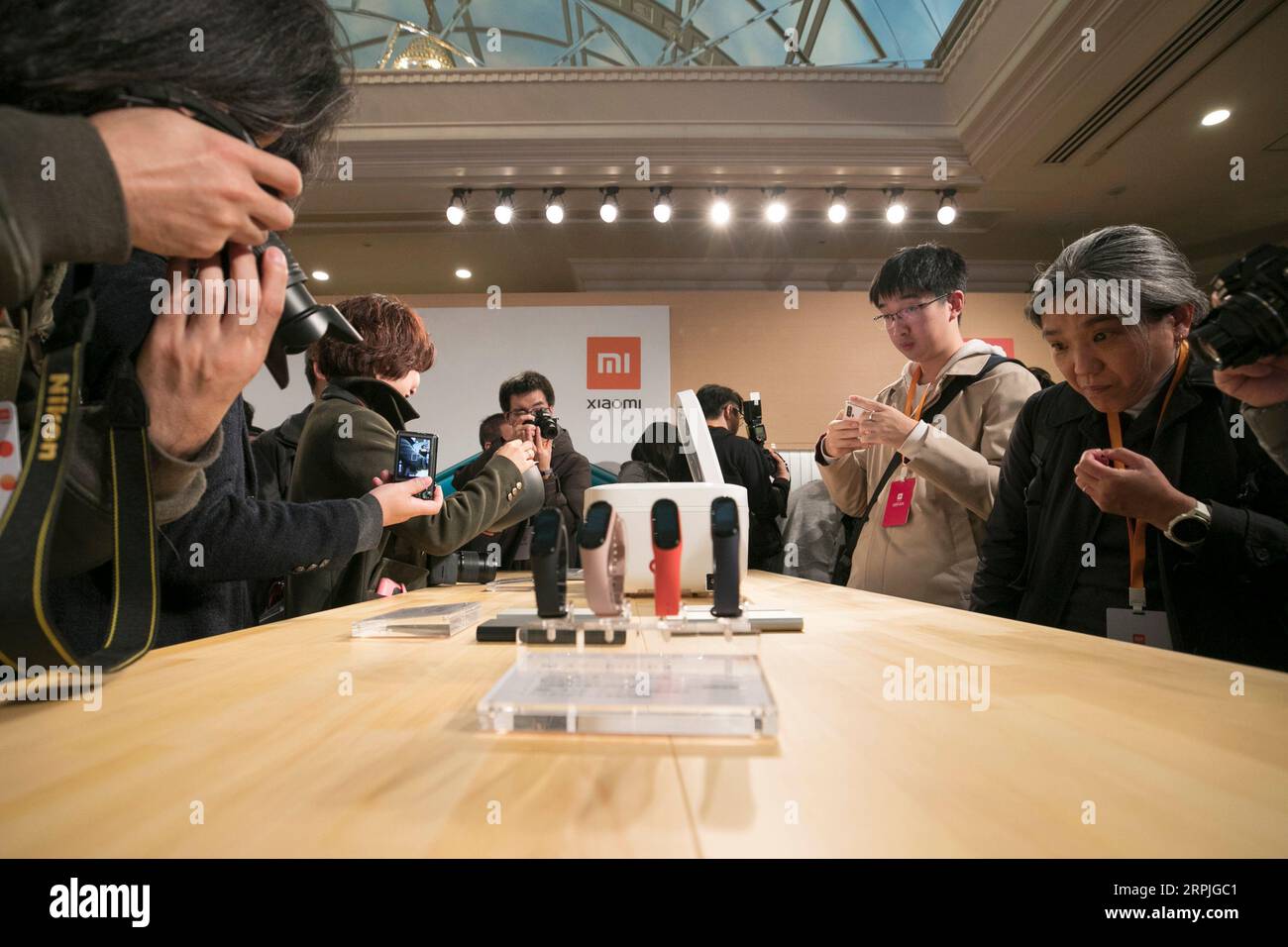 191209 -- TOKYO, 9 dicembre 2019 -- giornalisti e visitatori sperimentano i prodotti di Xiaomi durante la sua cerimonia di lancio a Tokyo, in Giappone, 9 dicembre 2019. La società tecnologica cinese Xiaomi ha annunciato lunedì che sarebbe entrato nel mercato giapponese con il suo ultimo smartphone di punta mi Note 10 a Tokyo, in Giappone. GIAPPONE-TOKYO-XIAOMI-CERIMONIA-LANCIO-SMARTPHONE DUXXIAOYI PUBLICATIONXNOTXINXCHN Foto Stock