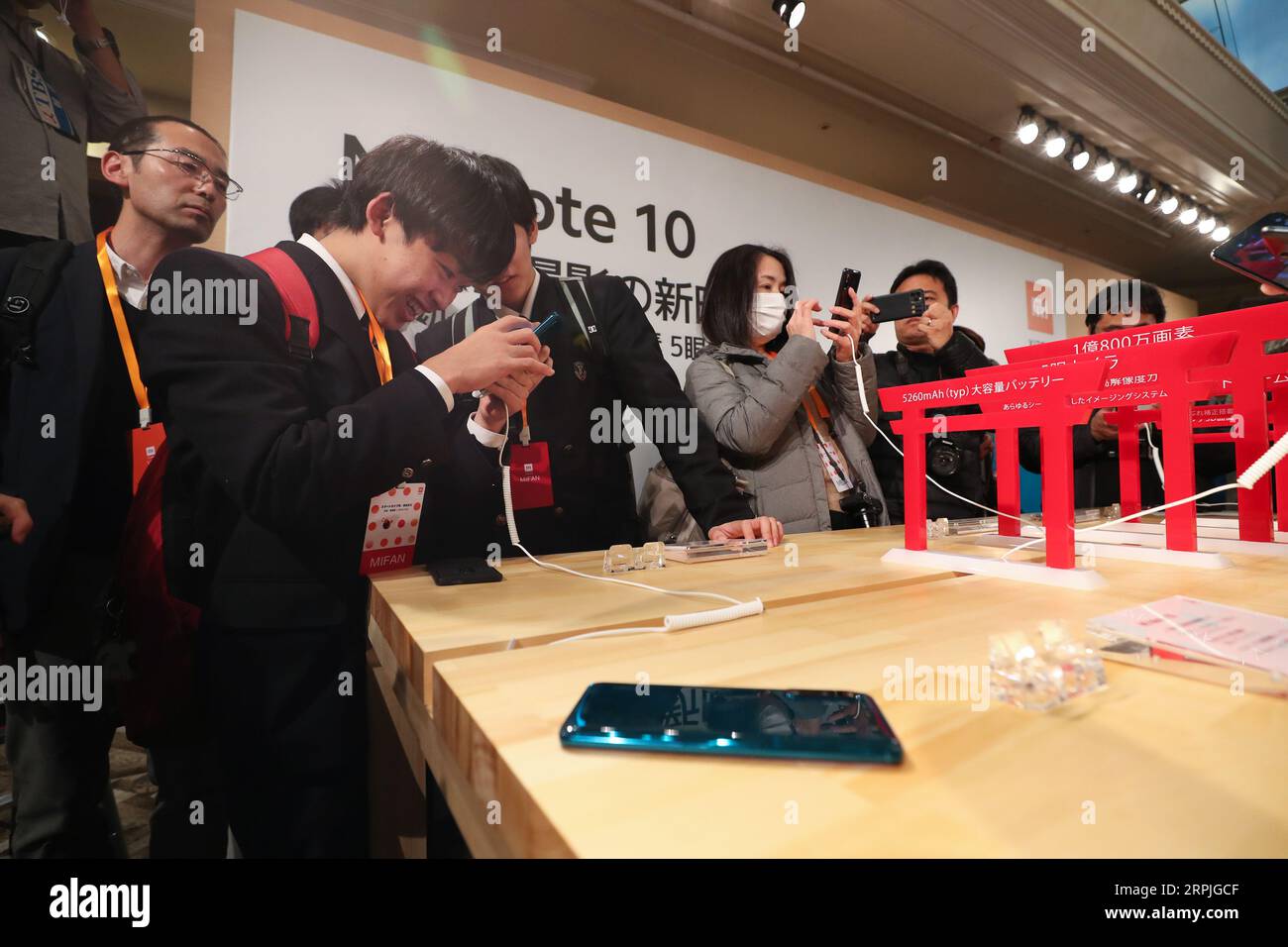 191209 -- TOKYO, 9 dicembre 2019 -- giornalisti e visitatori sperimentano l'ultimo smartphone di punta mi Note 10 lanciato da Xiaomi durante la sua cerimonia di lancio a Tokyo, Giappone, 9 dicembre 2019. La società tecnologica cinese Xiaomi ha annunciato lunedì che sarebbe entrato nel mercato giapponese con il suo ultimo smartphone di punta mi Note 10 a Tokyo, in Giappone. GIAPPONE-TOKYO-XIAOMI-CERIMONIA-LANCIO-SMARTPHONE DUXXIAOYI PUBLICATIONXNOTXINXCHN Foto Stock