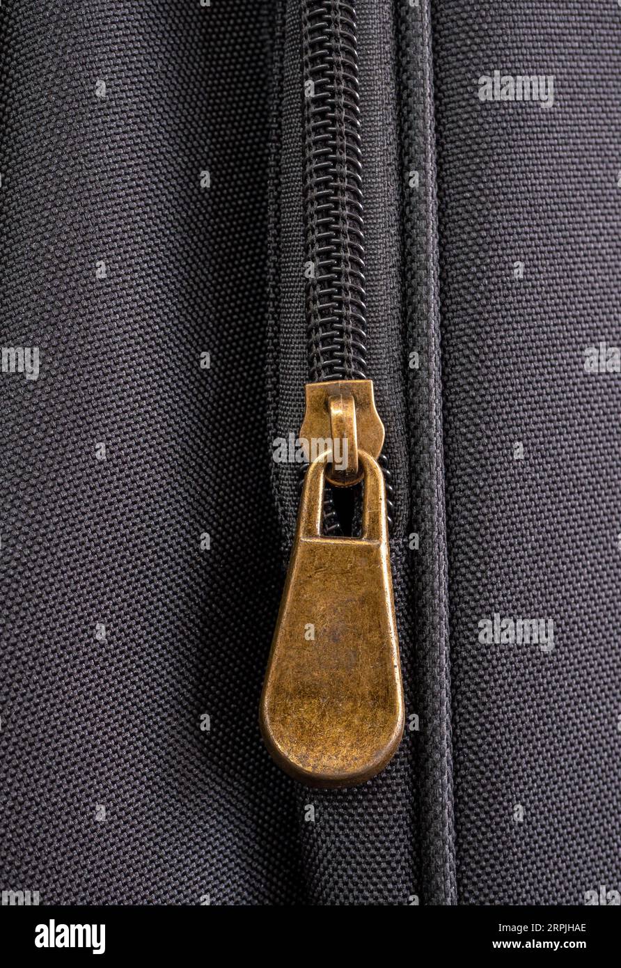Dettaglio di una cerniera su una borsa per chitarra, primo piano Foto Stock