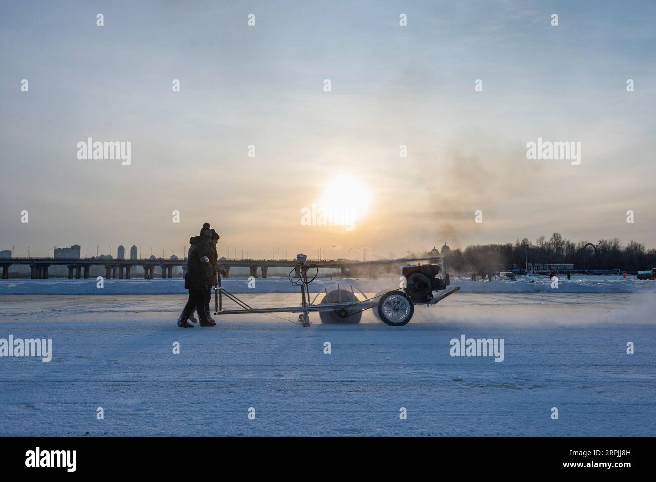 191212 -- HARBIN, 12 dicembre 2019 -- i lavoratori raccolgono ghiaccio dal fiume Songhua a Harbin, capitale della provincia di Heilongjiang della Cina nord-orientale, 11 dicembre 2019. I cubetti di ghiaccio raccolti dal fiume Songhua ghiacciato verranno utilizzati nel prossimo festival sulla neve di Harbin. Foto di /Xinhua CHINA-HARBIN-ICE CHE RACCOGLIE CN XiexJianfei PUBLICATIONxNOTxINxCHN Foto Stock