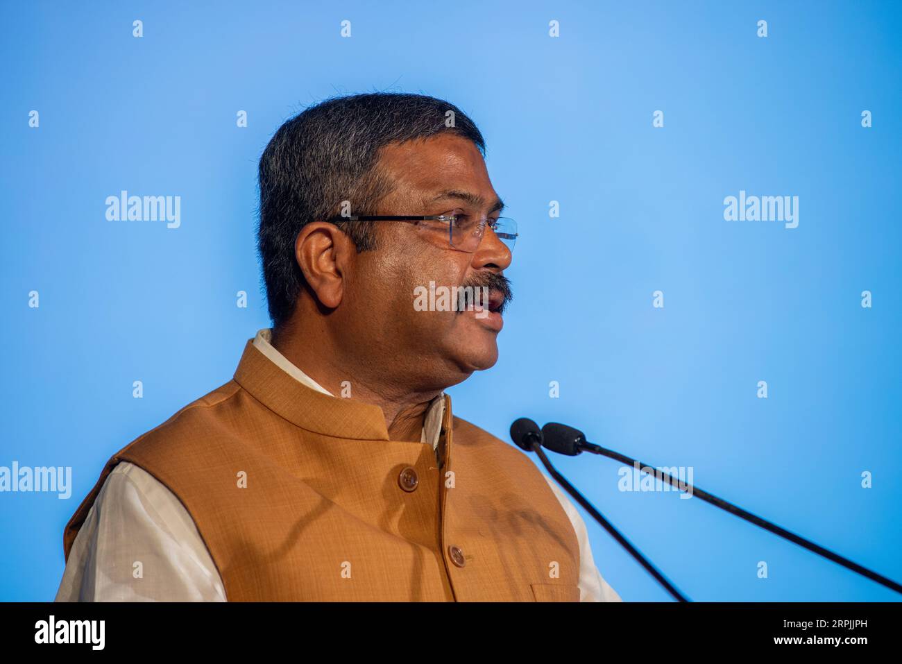 Nuova Delhi, India. 4 settembre 2023. Dharmendra Pradhan Ministro dell'istruzione indiano parla durante il lancio dell'iniziativa "Education to Entrepreneurship" a nuova Delhi. Meta (precedentemente Facebook) ha collaborato con il Ministero dell'istruzione e il Ministero dello sviluppo delle competenze e dell'imprenditorialità lanciano un'iniziativa chiamata "Education to Entrepreneurship" che dà potere a studenti, educatori e imprenditori. Credito: SOPA Images Limited/Alamy Live News Foto Stock