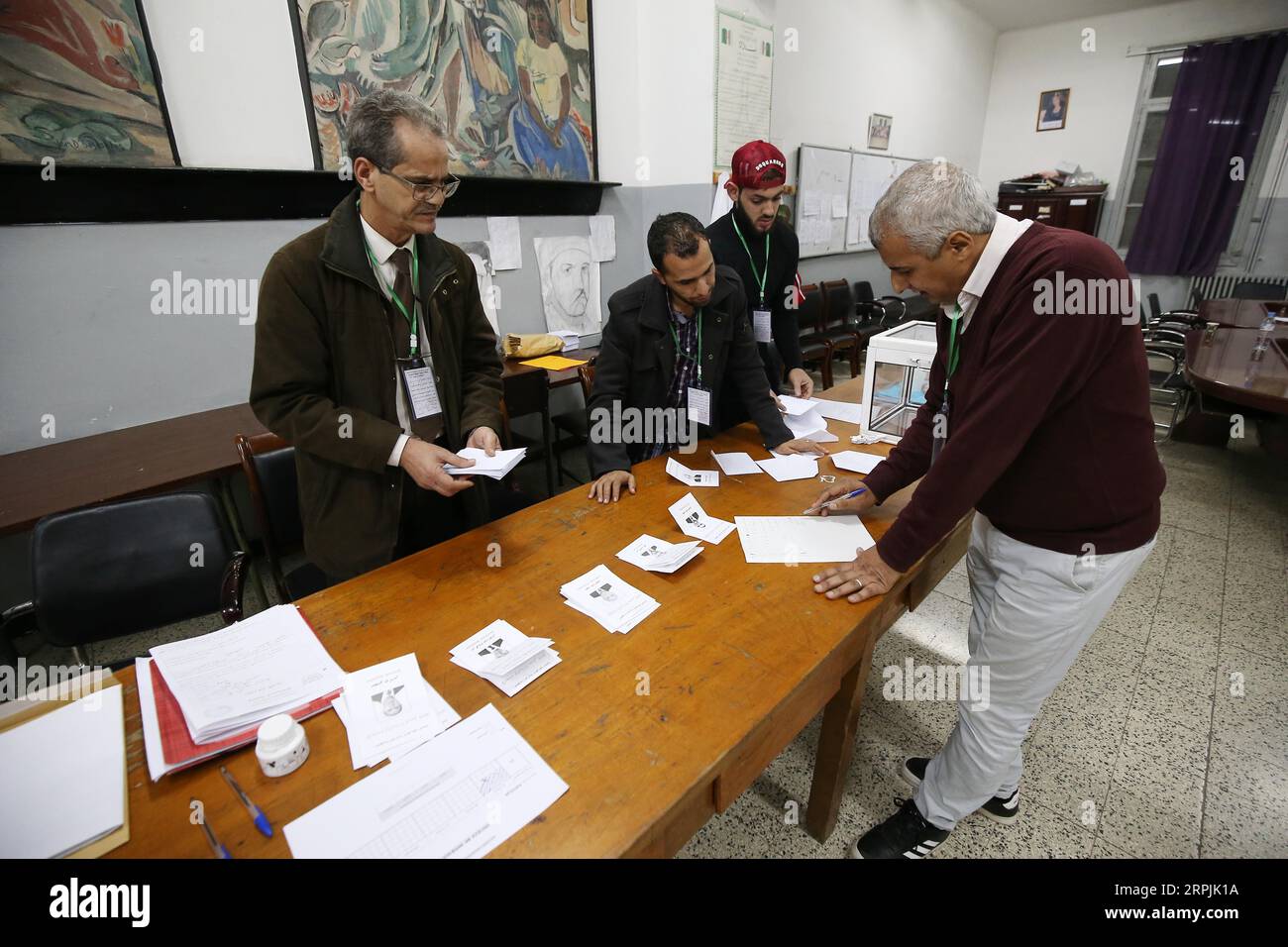 191212 -- ALGERI, 12 dicembre 2019 Xinhua -- i funzionari elettorali contano i voti ad Algeri, Algeria, il 12 dicembre 2019. L'Algeria ha tenuto le elezioni presidenziali giovedì. Cinque candidati si candidano alla presidenza per un mandato quinquennale. XINHUA ALGERIA-ALGERI-ELEZIONI PRESIDENZIALI-VOTI CONTANDO PUBLICATIONXNOTXINXCHN Foto Stock