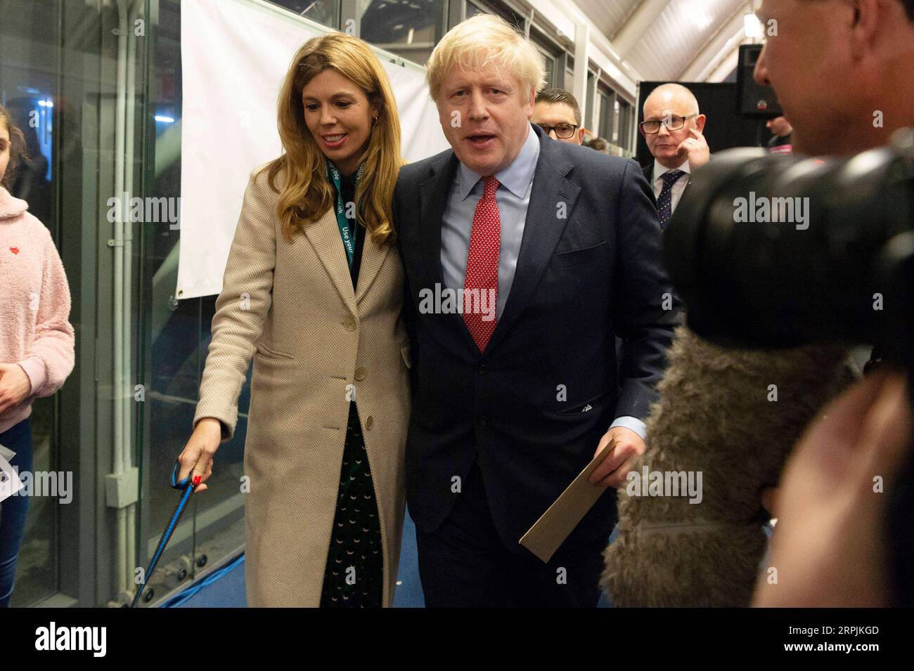 191213 -- LONDRA, 13 dicembre 2019 Xinhua -- il primo ministro britannico e leader del partito conservatore Boris Johnson R lascia con il partner Carrie Symonds L dopo la dichiarazione di voto a Uxbridge, Londra, Gran Bretagna, 13 dicembre 2019. Un sondaggio di uscita pubblicato dopo la chiusura delle votazioni nelle elezioni britanniche di giovedì sera ha suggerito che i conservatori sono sulla buona strada per vincere una massiccia maggioranza parlamentare. Foto di Ray Tang/Xinhua BRITAIN-LONDON-GENERAL ELECTION-VOTES COUNT-BORIS JOHNSON PUBLICATIONxNOTxINxCHN Foto Stock