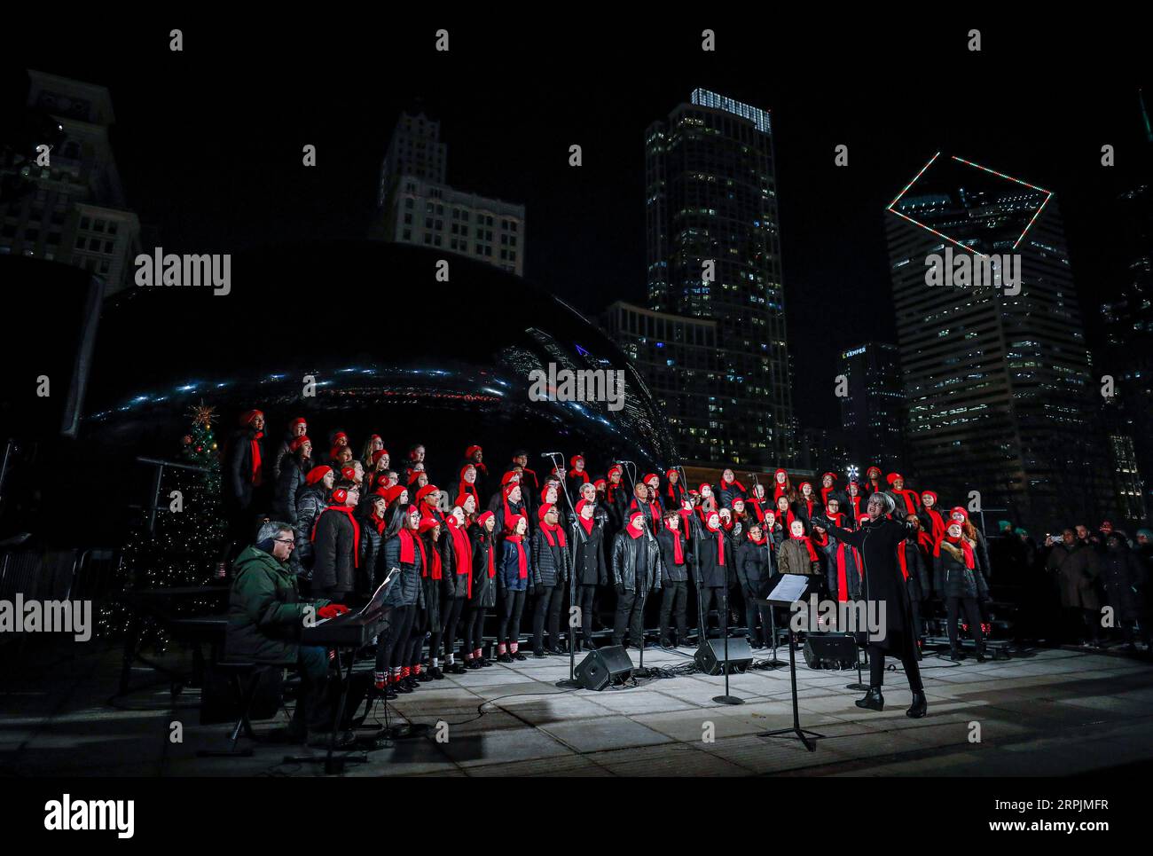 Bilder des Jahres 2019, Entertainment 12 Dezember 191214 -- CHICAGO, 14 dicembre 2019 Xinhua -- Un coro canta canti natalizi al Millennium Park, Chicago, Stati Uniti, il 13 dicembre 2019. Foto di Joel Lerner/Xinhua U.S.-CHICAGO-CHRISTMAS CAROLS PUBLICATIONxNOTxINxCHN Foto Stock