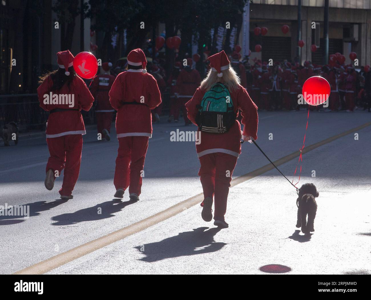 191215 -- ATENE, 15 dicembre 2019 -- le persone vestite da Babbo Natale partecipano alla corsa di Babbo Natale, ad Atene, in Grecia, il 15 dicembre 2019. Centinaia di persone vestite da Babbo Natale hanno partecipato al 6° evento di Santa Run domenica, correndo per una distanza di 3 chilometri. L'evento era volto a sostenere il benessere dei bambini. GRECIA-ATENE-SANTA RUN MariosxLolos PUBLICATIONxNOTxINxCHN Foto Stock