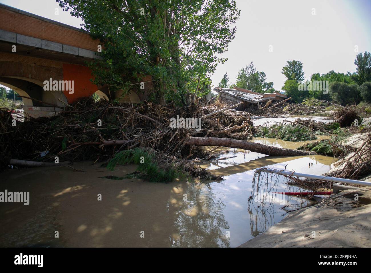 Aldea del Fresno, Spagna. 4 settembre 2023. Parte del distrutto ponte la Pedrera, dopo l'inondazione del fiume Alberche nella città di Aldea del Fresno. Una DANA (depressione isolata ad alti livelli) ha causato piogge continue, che colpiscono l'area sud-orientale della Comunità di Madrid in città come Aldea del Fresno, Villamanta, Villamantilla, Villanueva de Perales, El Álamo e Navalcarnero. (Foto di Luis Soto/SOPA Images/Sipa USA) credito: SIPA USA/Alamy Live News Foto Stock