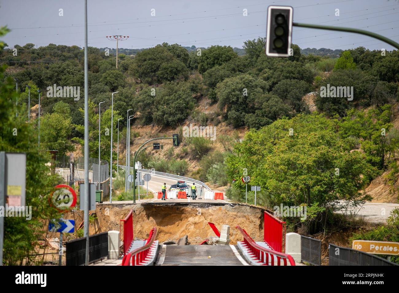 Aldea del Fresno, Spagna. 4 settembre 2023. Due guardie civili sull'altro lato del ponte che conduce alla Chapineria crollata, dopo un'inondazione del fiume Alberche nella città di Aldea del Fresno. Una DANA (depressione isolata ad alti livelli) ha causato piogge continue, che colpiscono l'area sud-orientale della Comunità di Madrid in città come Aldea del Fresno, Villamanta, Villamantilla, Villanueva de Perales, El Álamo e Navalcarnero. (Foto di Luis Soto/SOPA Images/Sipa USA) credito: SIPA USA/Alamy Live News Foto Stock