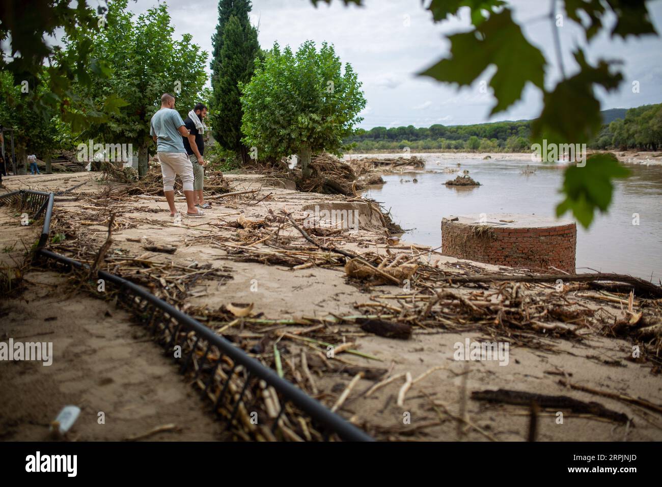 Aldea del Fresno, Spagna. 4 settembre 2023. I residenti osservano la distruzione, dopo un'inondazione del fiume Alberche nella città di Aldea del Fresno. Una DANA (depressione isolata ad alti livelli) ha causato piogge continue, che colpiscono l'area sud-orientale della Comunità di Madrid in città come Aldea del Fresno, Villamanta, Villamantilla, Villanueva de Perales, El Álamo e Navalcarnero. (Foto di Luis Soto/SOPA Images/Sipa USA) credito: SIPA USA/Alamy Live News Foto Stock