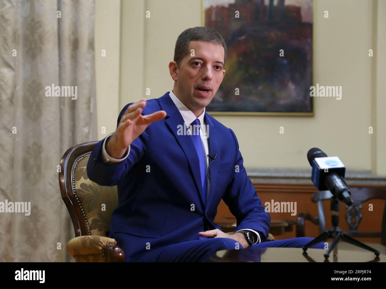 191218 -- BELGRADO, 18 dicembre 2019 Xinhua -- Marko Djuric, vicepresidente del Partito progressista serbo al governo, parla in un'intervista con Xinhua a Belgrado, Serbia, 10 dicembre 2019. Gli Stati Uniti versano petrolio sul fuoco per minare la reputazione internazionale della Cina sulla situazione di Hong Kong, ha detto il leader del partito serbo. PER ANDARE CON l'intervista: Gli Stati Uniti versano petrolio sul fuoco a Hong Kong per minare la reputazione della Cina, dice il leader del partito serbo foto di Nemanja Cabric/Xinhua SERBIA-BELGRADO LEADER-PARTITO-INTERVISTA PUBLICATIONxNOTxINxCHN Foto Stock