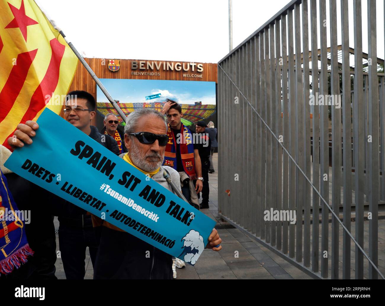 La gente partecipa a una protesta invocata dall'iniziativa indipendentista catalana Tsunami Democratic vicino allo stadio Camp Nou a Barcellona, in Spagna, il 18 dicembre 2019, in vista di una partita di calcio spagnola LaLiga tra FC Barcelona e Real Madrid allo stadio Camp Nou. Il Barcellona affronterà il Real Madrid nella partita di calcio spagnola della LaLiga, inizialmente prevista per il 26 ottobre 2019. EFE/ proteste in vista della partita di calcio del FC Barcelona e del Real Madrid TonixAlbir PUBLICATIONxNOTxINxCHN GRAF1406 Foto Stock