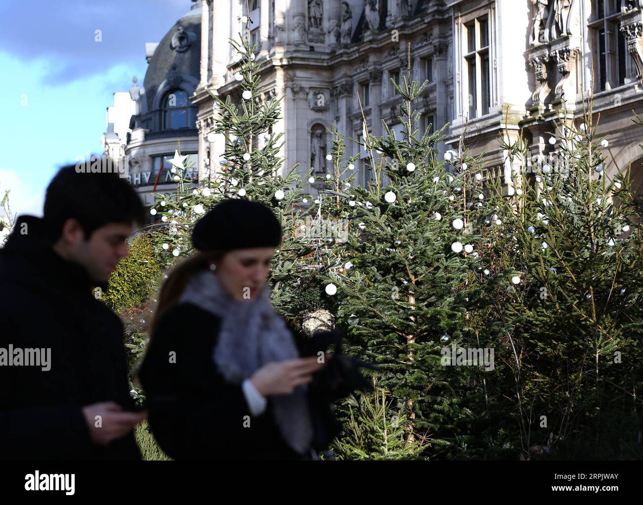 191221 -- PARIGI, 21 dicembre 2019 -- le decorazioni natalizie sono visibili di fronte al Municipio di Parigi, Francia, 20 dicembre 2019. FRANCIA-PARIGI-MUNICIPIO-DECORAZIONI NATALIZIE GAOXJING PUBLICATIONXNOTXINXCHN Foto Stock