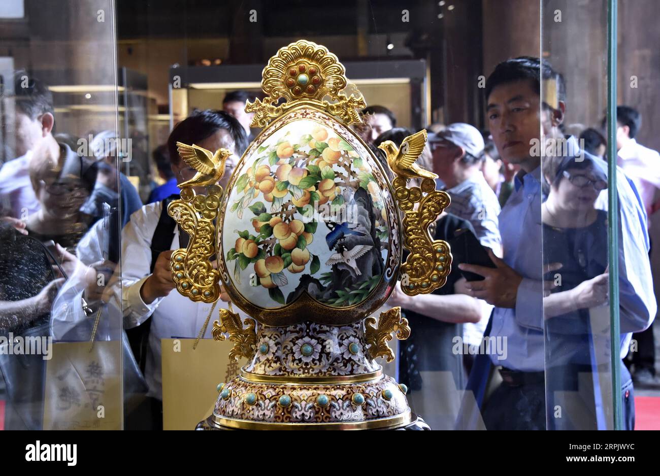 191221 -- PECHINO, 21 dicembre 2019 -- foto scattata il 12 dicembre 2019 mostra un'opera d'arte cloisonne progettata dall'artista dai Jialin a Pechino, capitale della Cina. Cloisonne, un artigianato tradizionale di Pechino famoso in tutto il mondo, è stato elencato come patrimonio culturale immateriale nazionale nel 2006. Il processo di fabbricazione della cloisonne integra molte tecniche professionali come le belle arti, l'intaglio, l'intarsio, la fusione del vetro e la metallurgia e così via, portando uno stile cinese distintivo e una profonda connotazione culturale. Beijing Enamel Factory Co., Ltd., fondata nel 1956, è l'unico marchio cinese onorato nel tempo Foto Stock