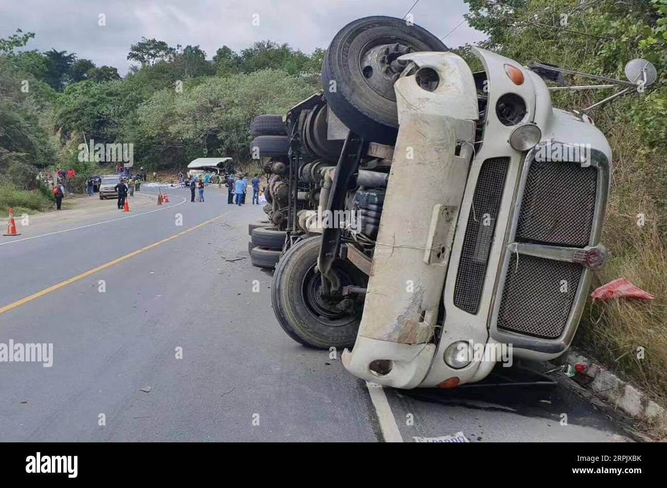 191222 -- ZACAPA, 22 dicembre 2019 -- questa immagine scattata con un dispositivo mobile mostra il luogo di collisione di un autobus e di un trattore-rimorchio nel dipartimento di Zacapa, Guatemala nord-orientale, 21 dicembre 2019. Almeno 21 persone sono morte dopo che un autobus si è scontrato con un trattore-rimorchio sabato nel dipartimento nordorientale di Zacapa, Guatemala, ha annunciato la Miniy pubblica della nazione. /Xinhua GUATEMALA-ZACAPA-INCIDENTE-BUS STR PUBLICATIONxNOTxINxCHN Foto Stock